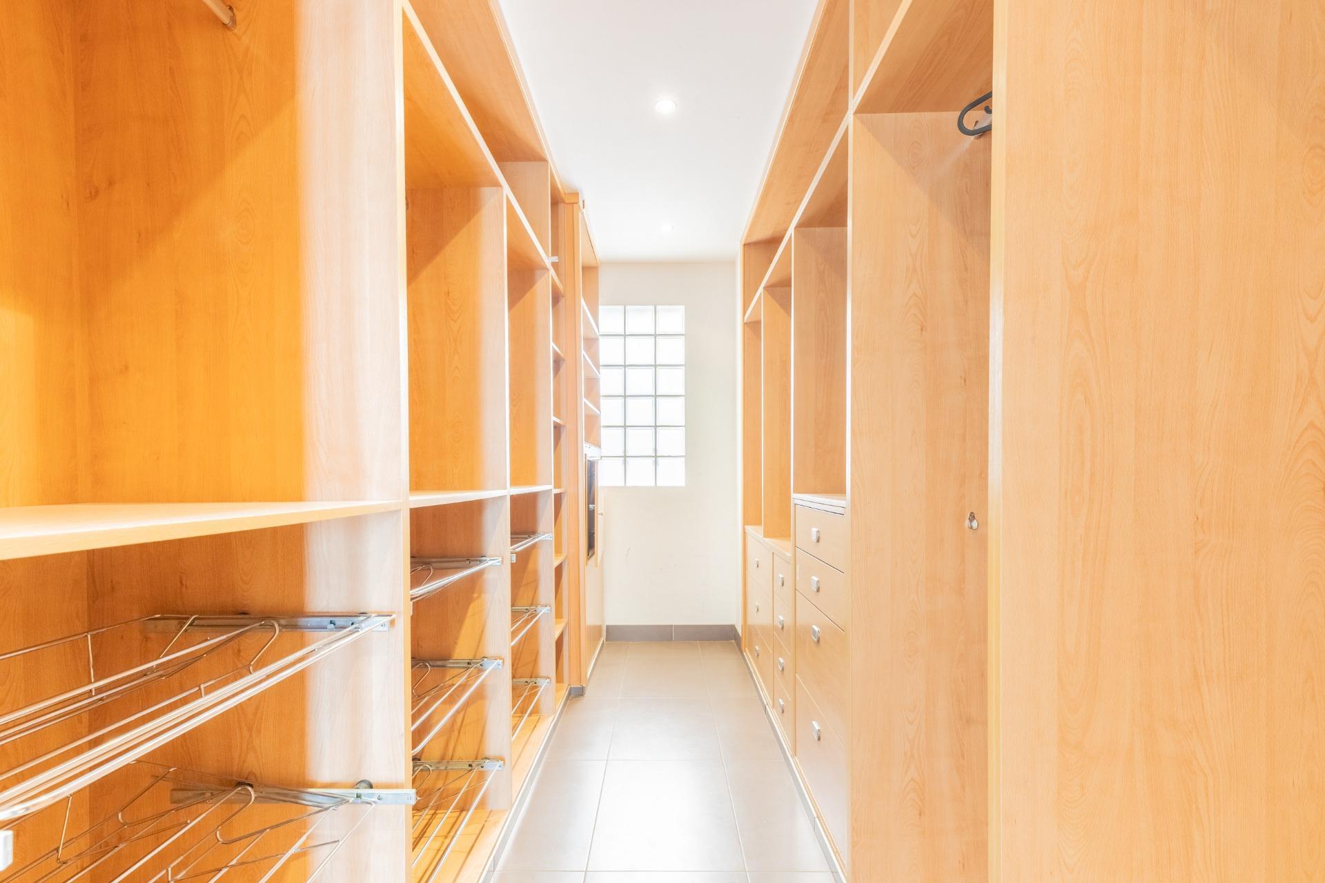 Chalet de Lujo con Vistas Privilegiadas y Estilo de Vida Exclusivo