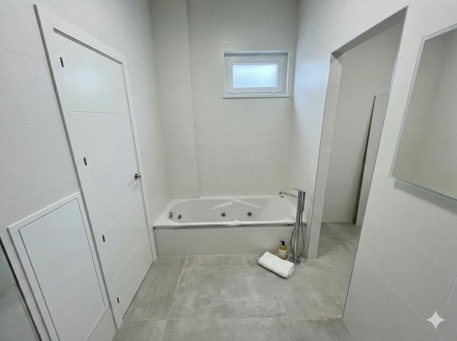 LOCAL VIVIENDA HACIENDO ESQUINA DE 101 M2 ESPECIAL INVERSIONISTAS ZONA COMERCIAL DE DOS HERMANAS SUR