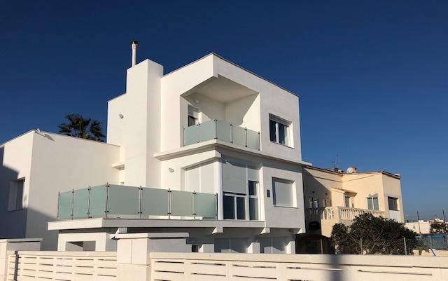 Chalet Independiente en Primera Línea de Playa: Tu refugio en Mareny de Barraquetes, Sueca, Valencia
