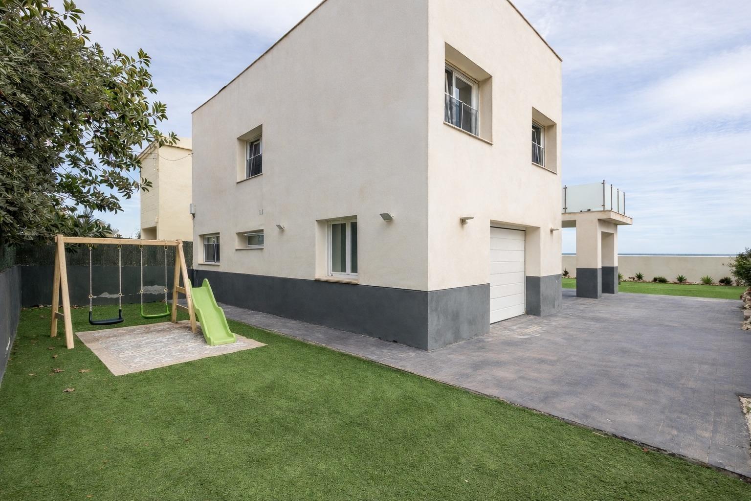 Chalet Independiente en Primera Línea de Playa: Tu refugio en Mareny de Barraquetes, Sueca, Valencia