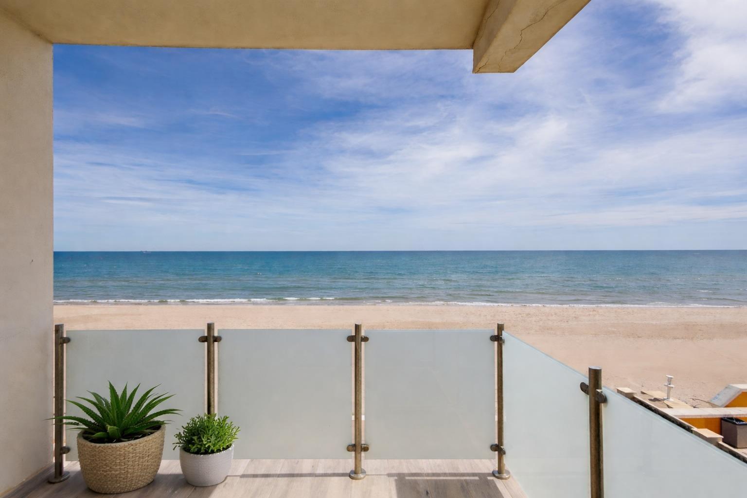 Chalet Independiente en Primera Línea de Playa: Tu refugio en Mareny de Barraquetes, Sueca, Valencia