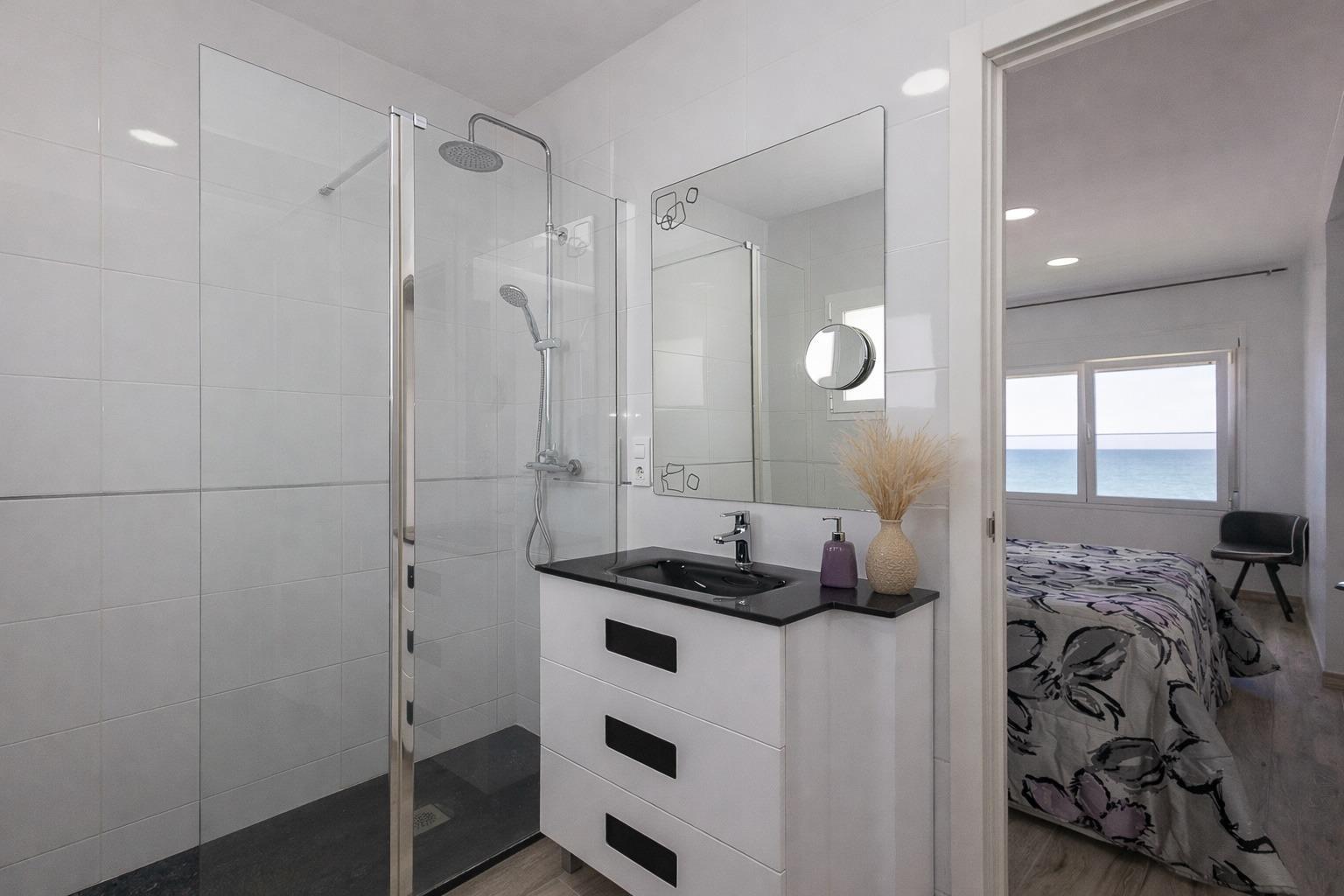 Chalet Independiente en Primera Línea de Playa: Tu refugio en Mareny de Barraquetes, Sueca, Valencia