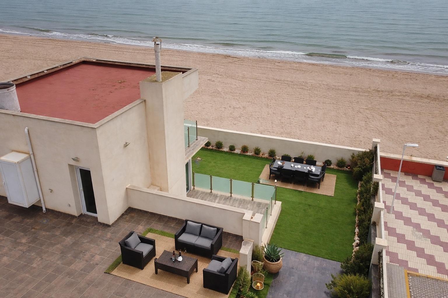Chalet Independiente en Primera Línea de Playa: Tu refugio en Mareny de Barraquetes, Sueca, Valencia