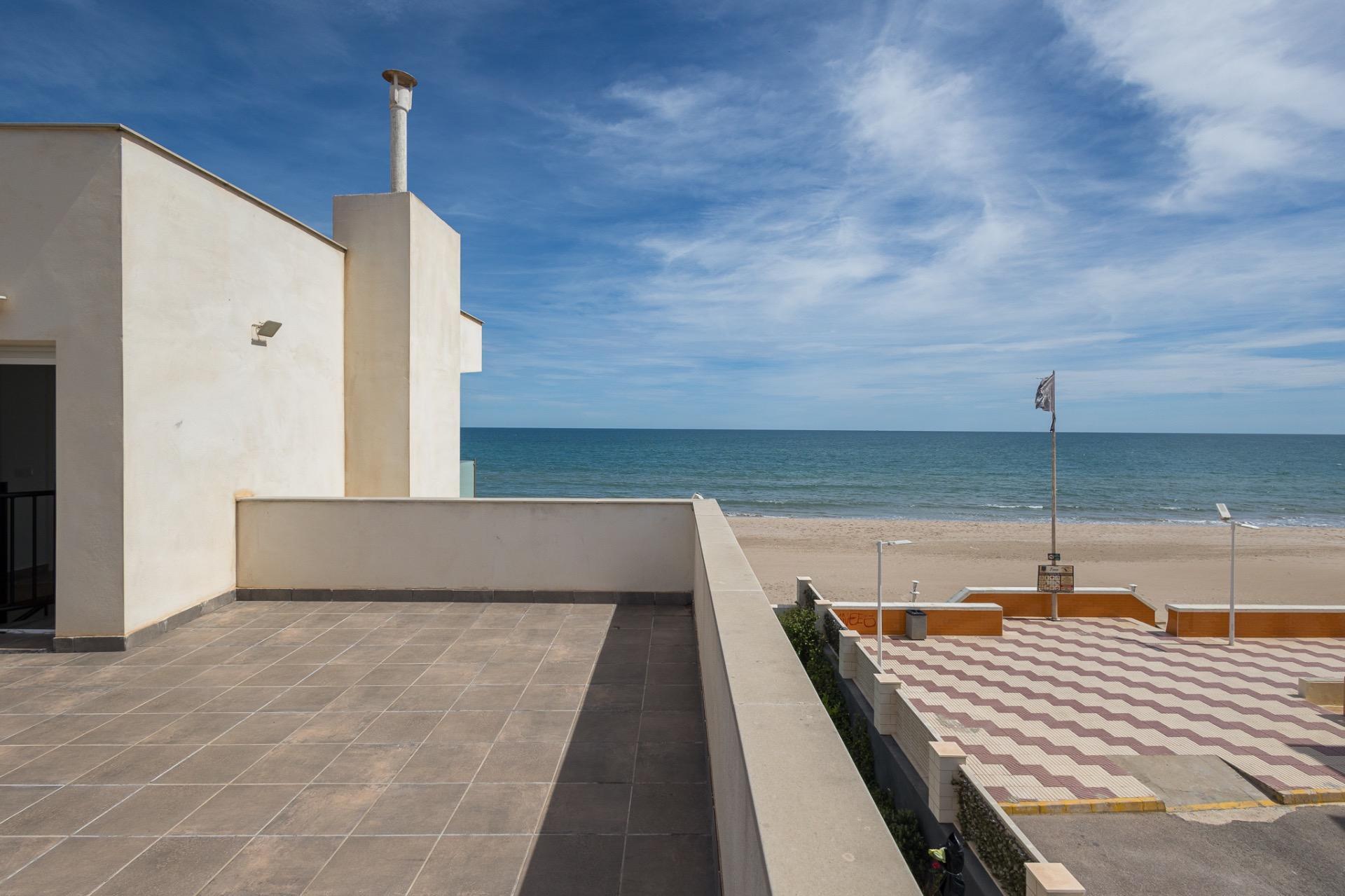 Chalet Independiente en Primera Línea de Playa: Tu refugio en Mareny de Barraquetes, Sueca, Valencia