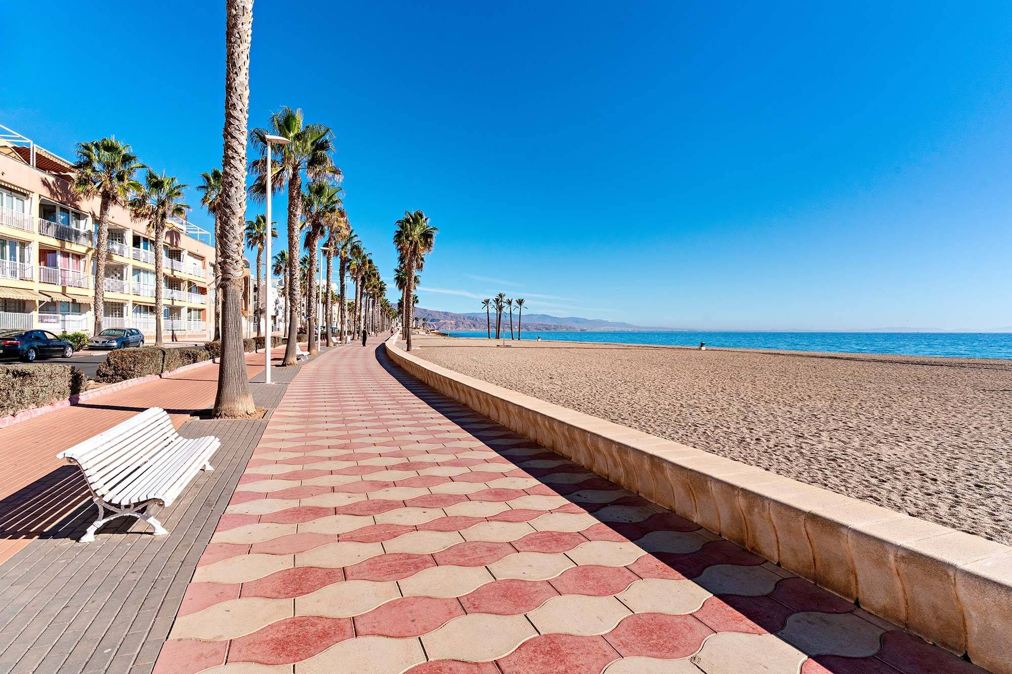 Encantadora Planta Baja en Roquetas de Mar, Ideal para Tu Nuevo Hogar