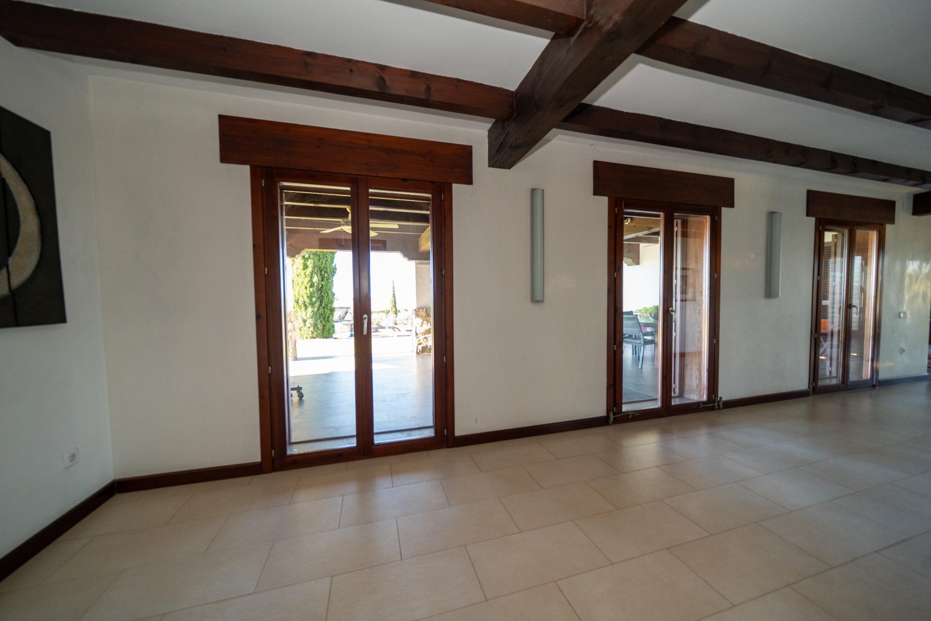 Chalet con viñedos, olivos y zona ecuestre en Requena.