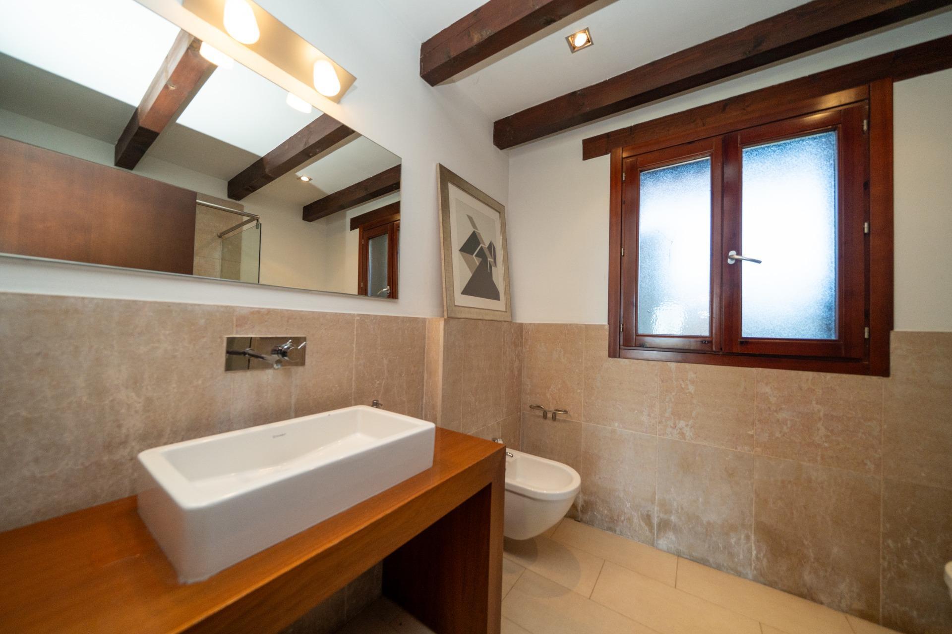 Chalet con viñedos, olivos y zona ecuestre en Requena.