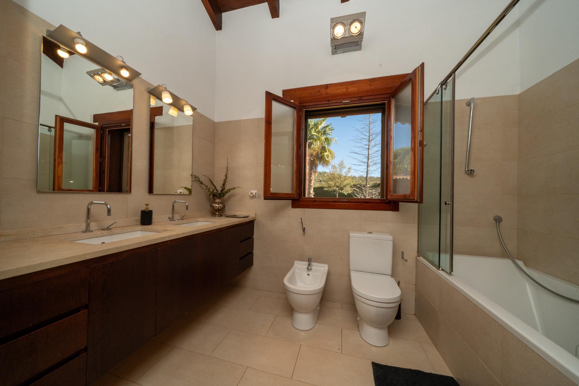 Chalet con viñedos, olivos y zona ecuestre en Requena.