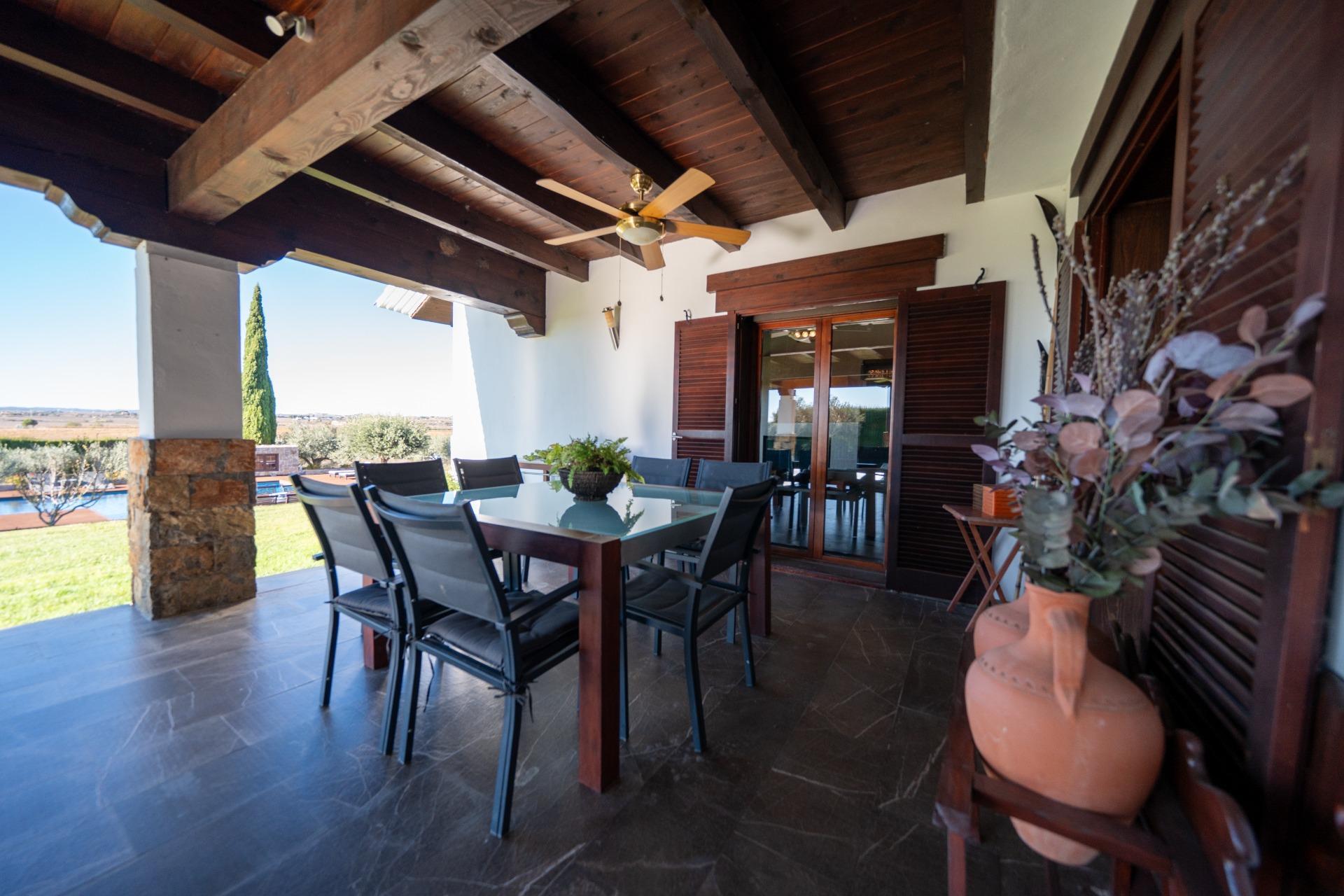 Chalet con viñedos, olivos y zona ecuestre en Requena.