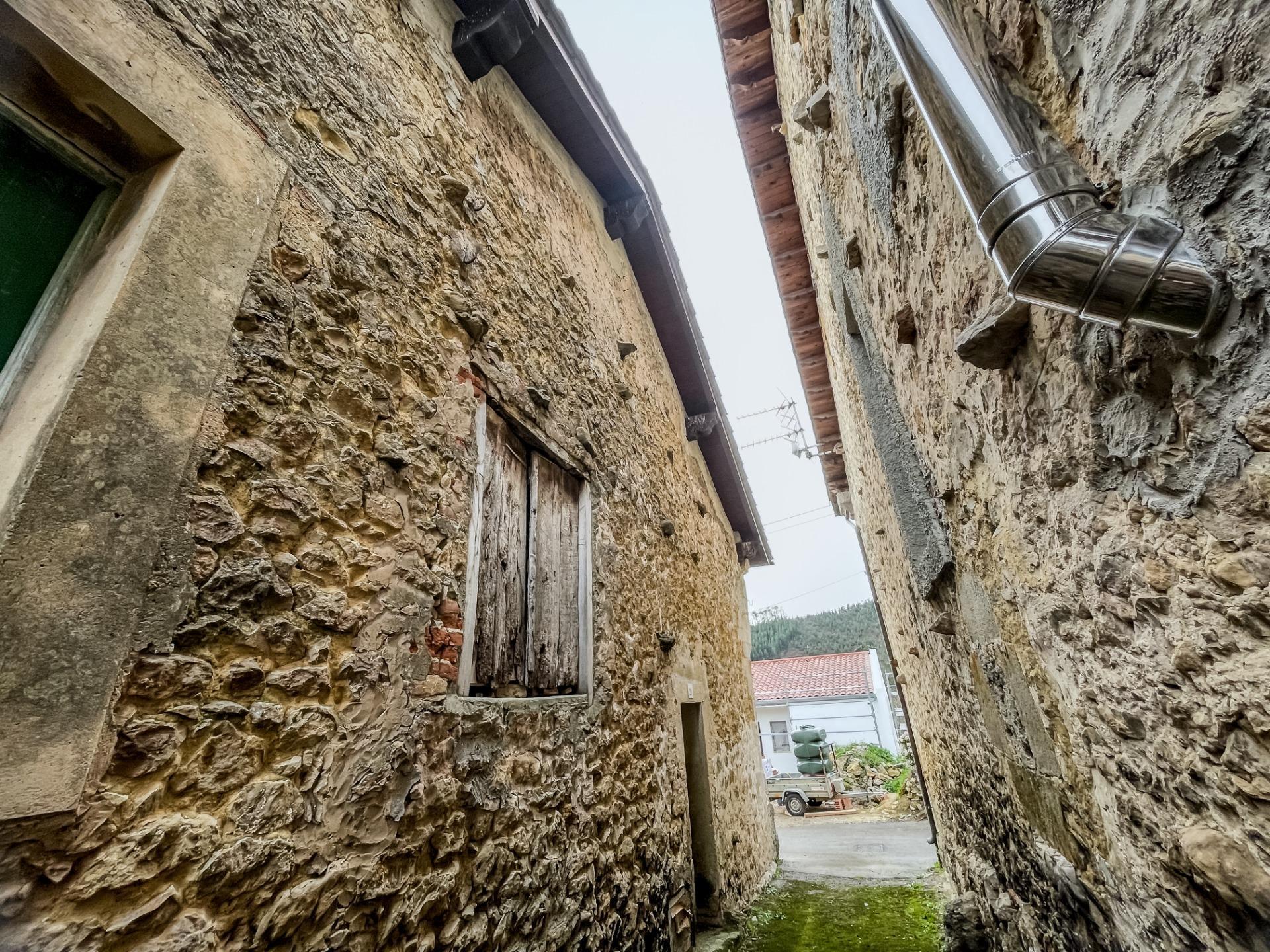Casa de piedra para rehabilitar en plena naturaleza ? Valdáliga (Cantabria)