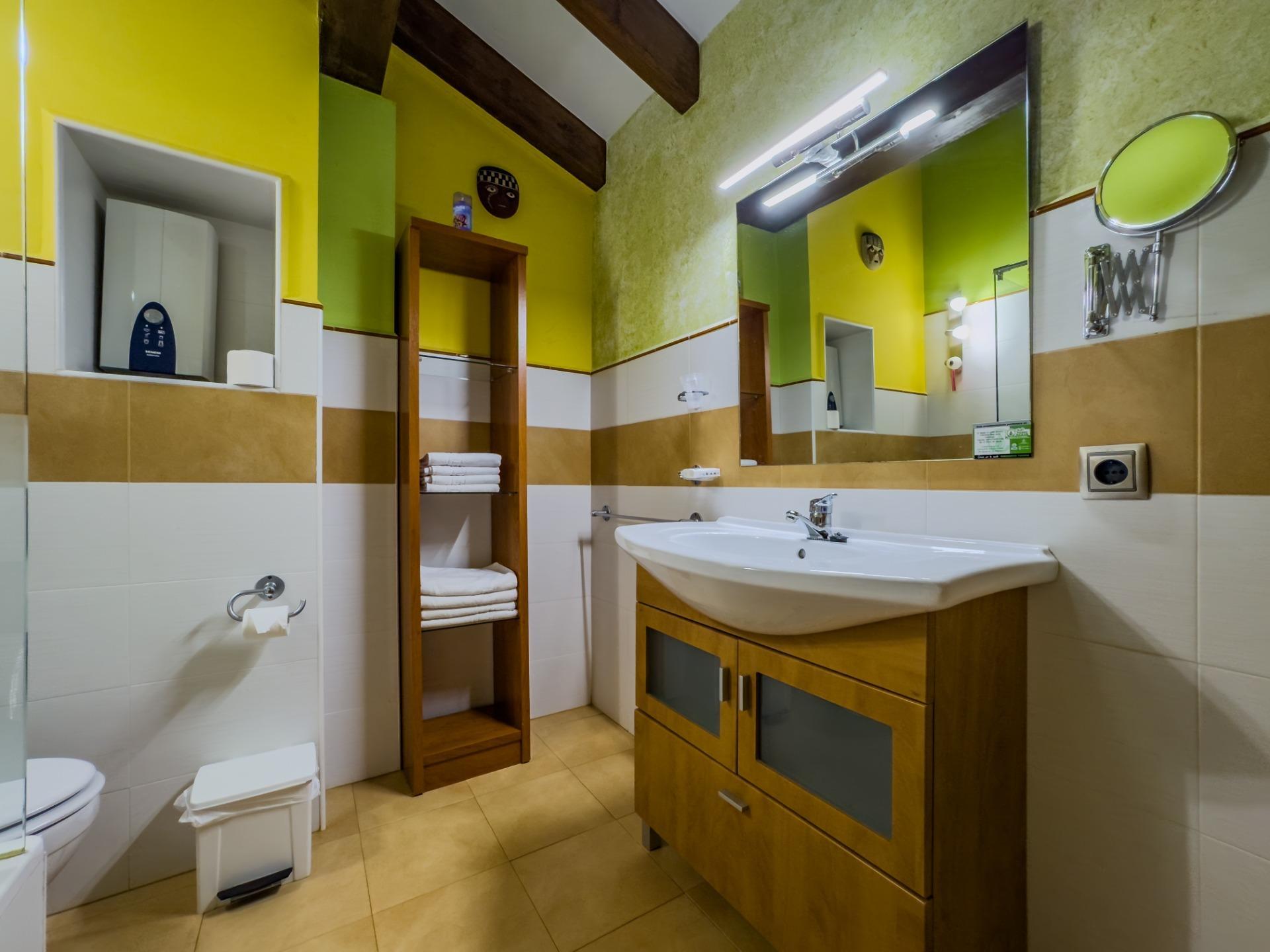 Casa rural de piedra con jardín y vistas abiertas, perfecta para vivir o invertir