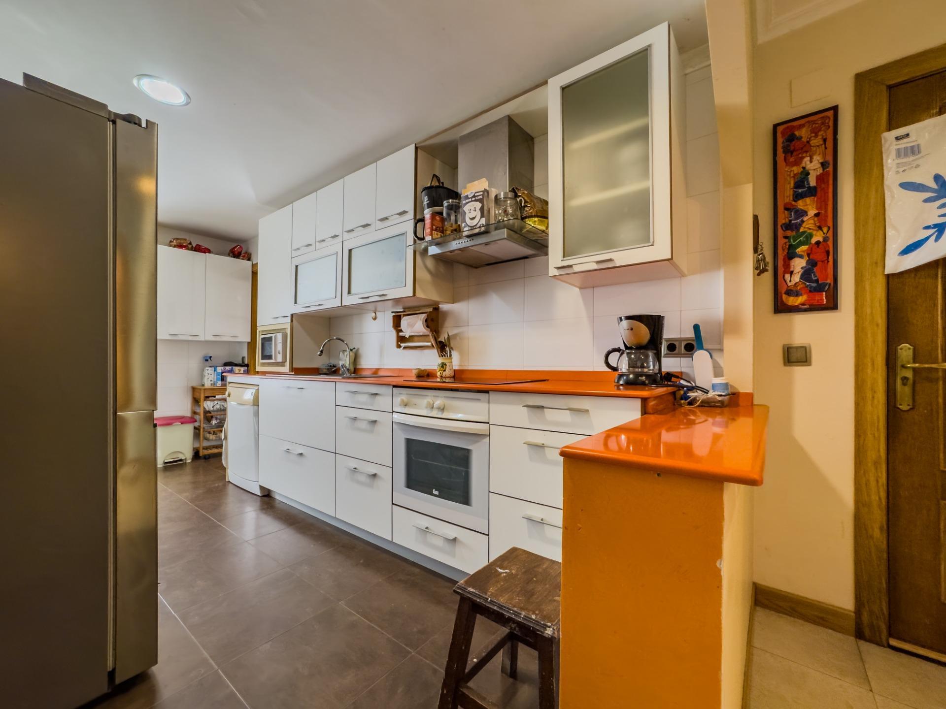 Casa rural de piedra con jardín y vistas abiertas, perfecta para vivir o invertir