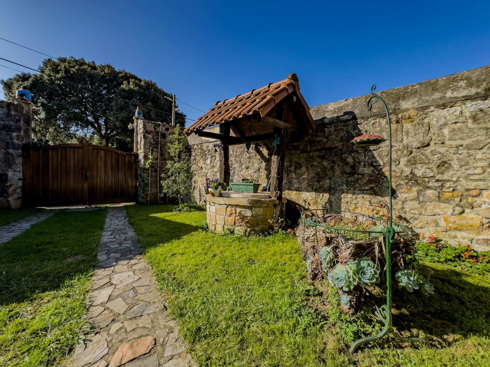 Casa rural de piedra con jardín y vistas abiertas, perfecta para vivir o invertir