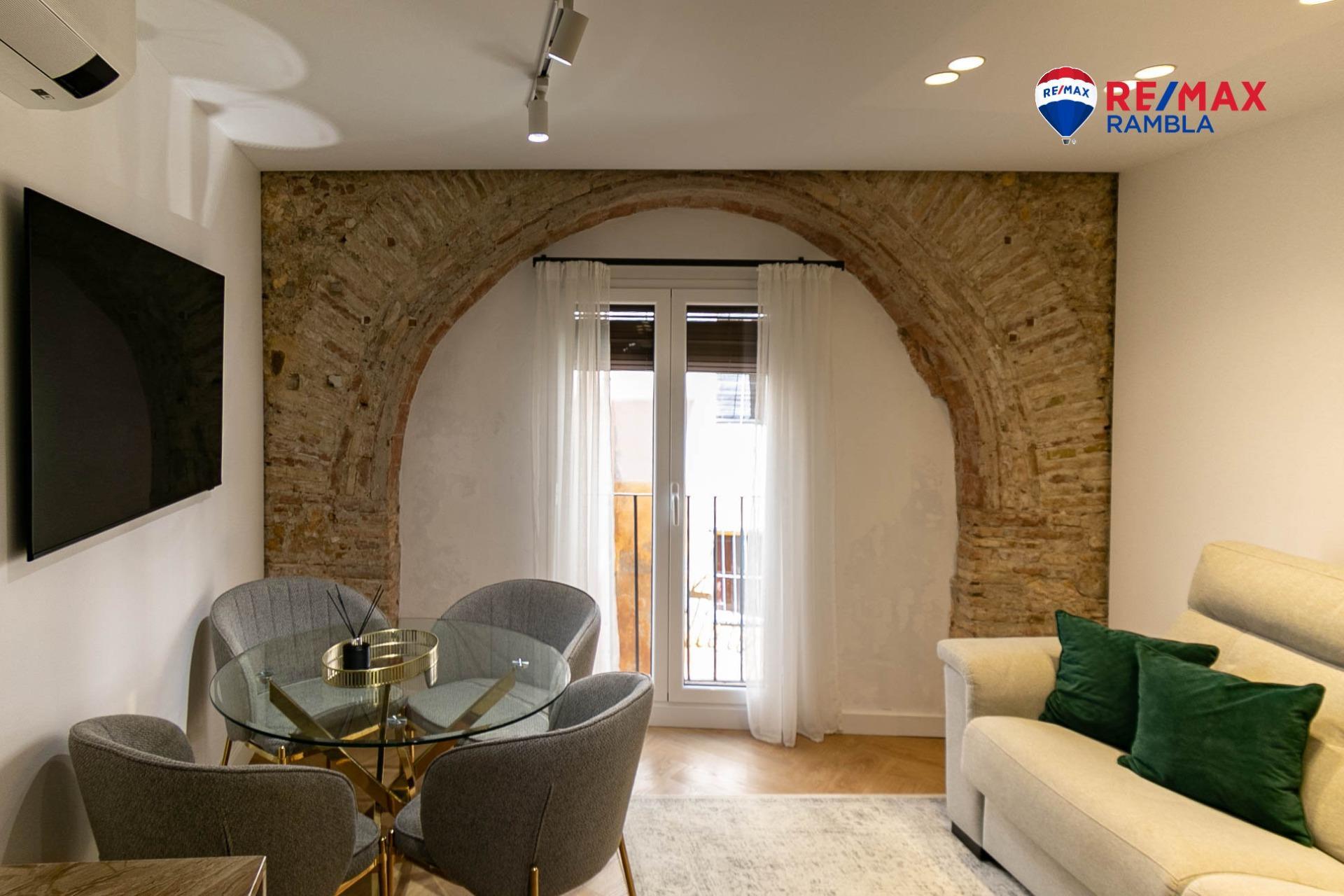 Edificio Emblemático con Vistas al Mar en el Corazón de Tarragona Romana