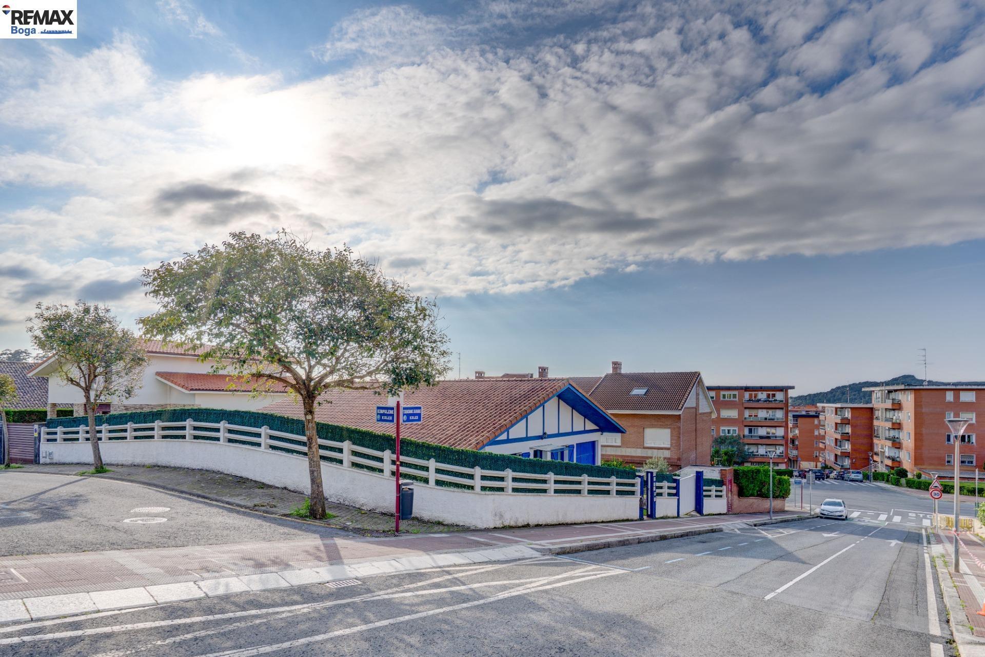 Chalet independiente con jardín en Gorliz (costa de Bilbao) | 3 habitaciones, terraza acristalada y parcela de 522 m²