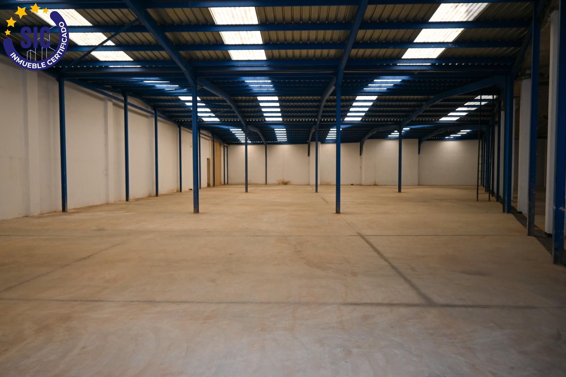 ¡Gran oportunidad de inversión en Xirivella! Local comercial en venta o alquiler con opción a compra con acceso a dos calles