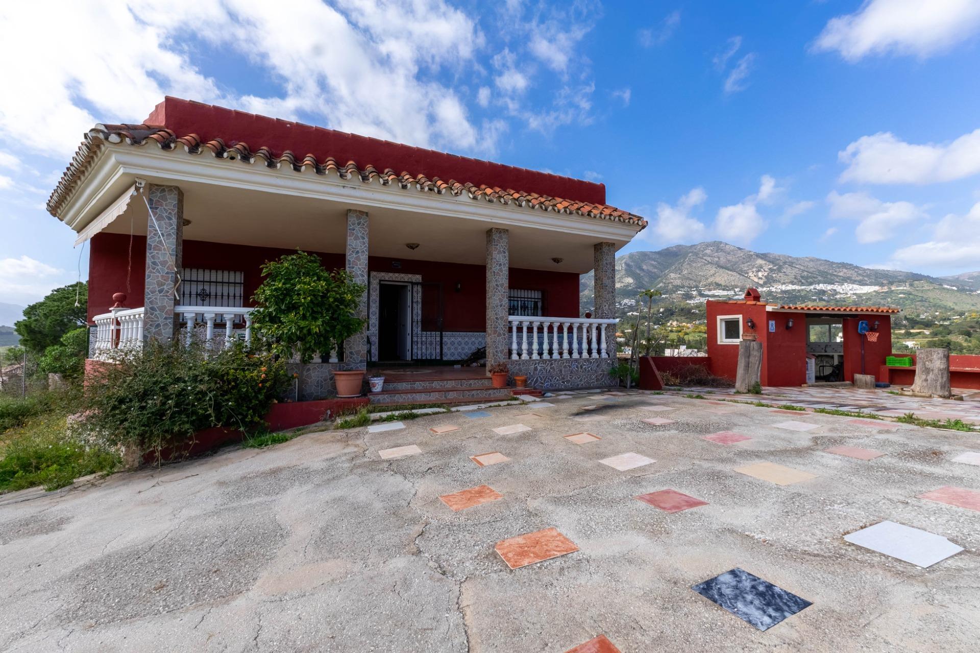 Finca rústica con chalet, 9.000 m² de terreno, vistas al mar y pozo propio en Campo de Mijas