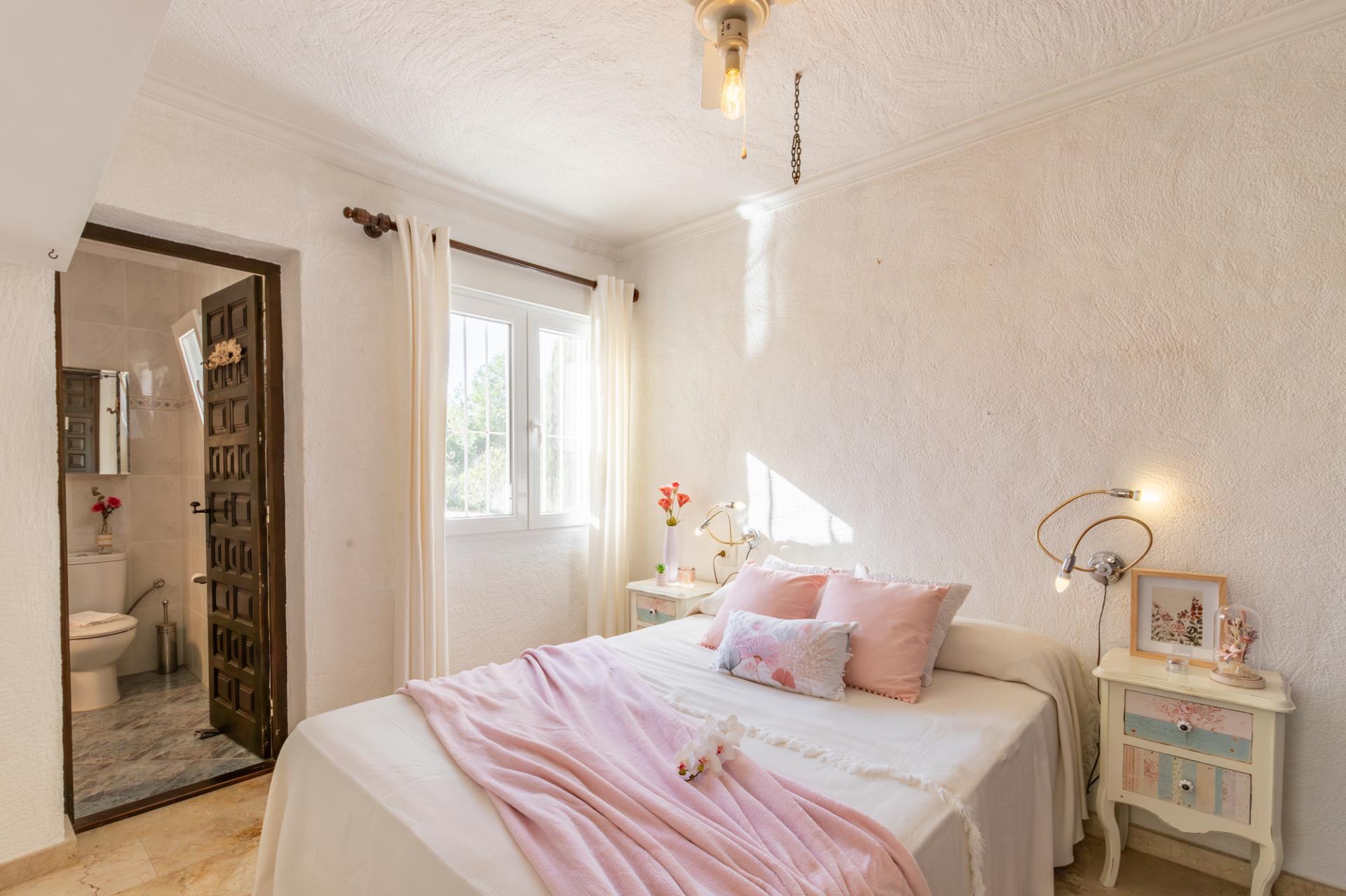 Oportunidad en Moraira: Villa Mediterránea con Apartamento de Invitados, Gran Piscina y Privacidad Total