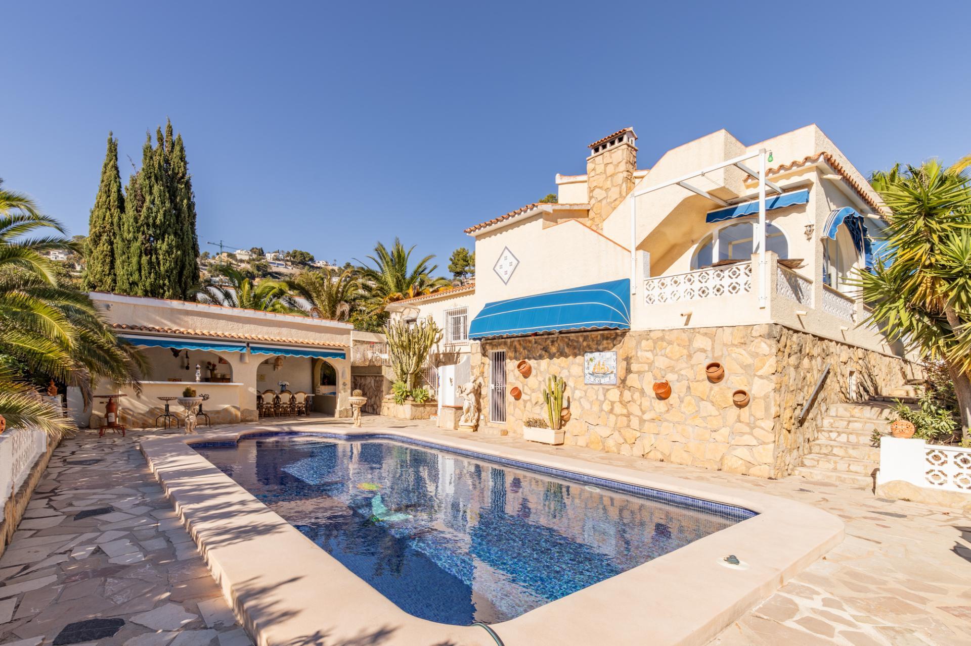 Oportunidad en Moraira: Villa Mediterránea con Apartamento de Invitados, Gran Piscina y Privacidad Total