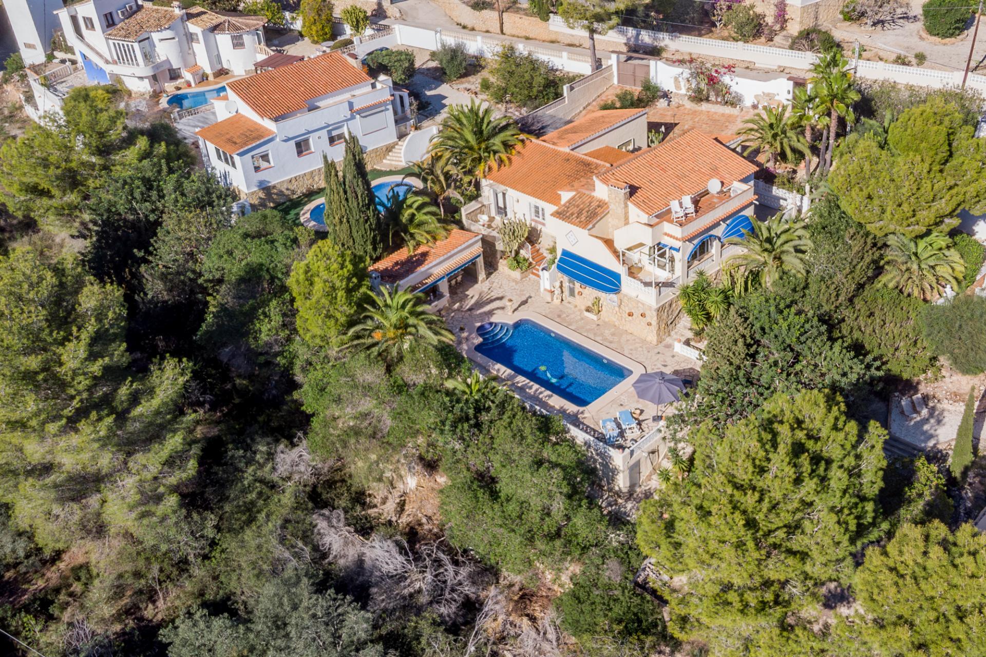 Oportunidad en Moraira: Villa Mediterránea con Apartamento de Invitados, Gran Piscina y Privacidad Total