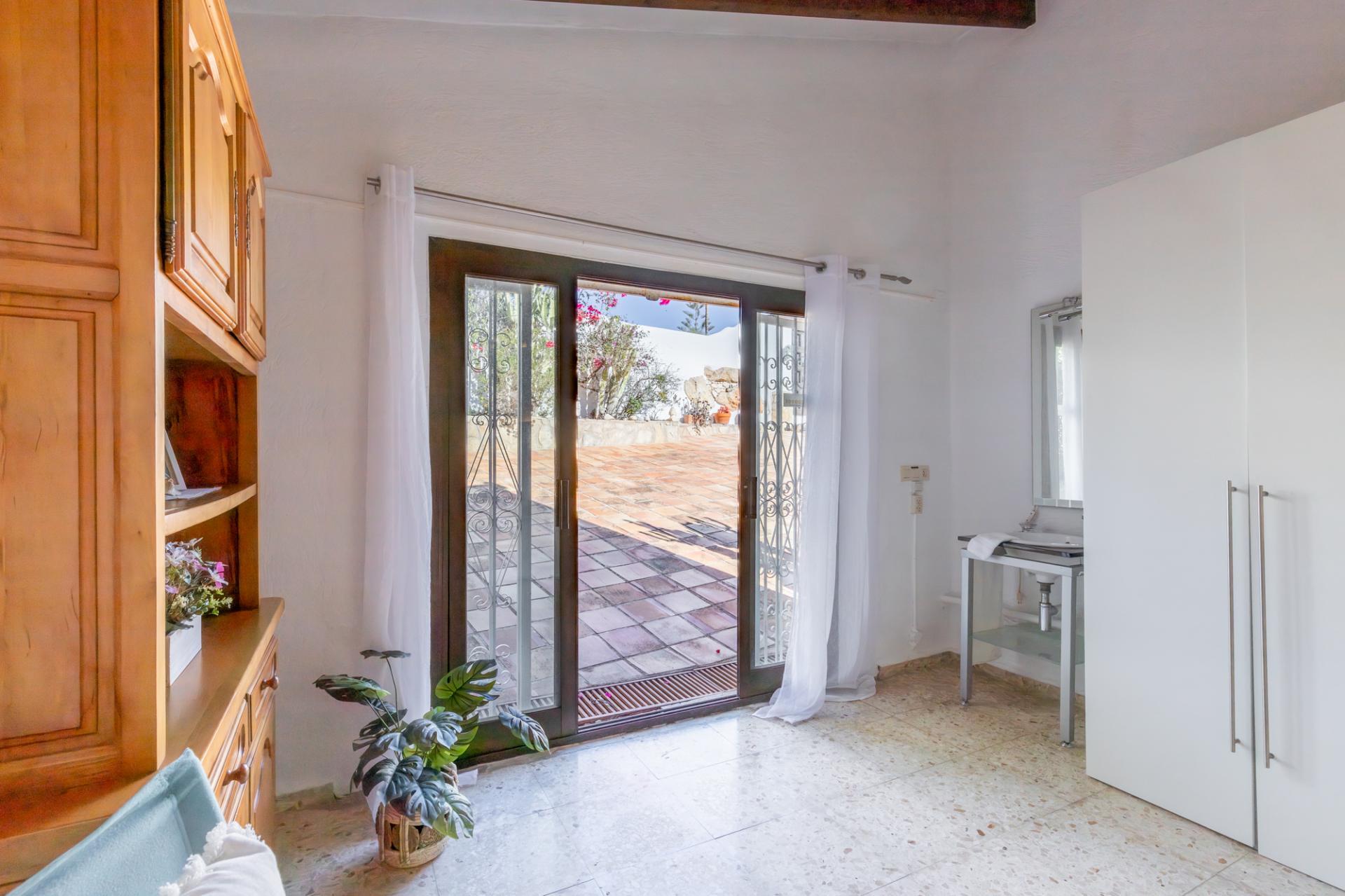 Oportunidad en Moraira: Villa Mediterránea con Apartamento de Invitados, Gran Piscina y Privacidad Total