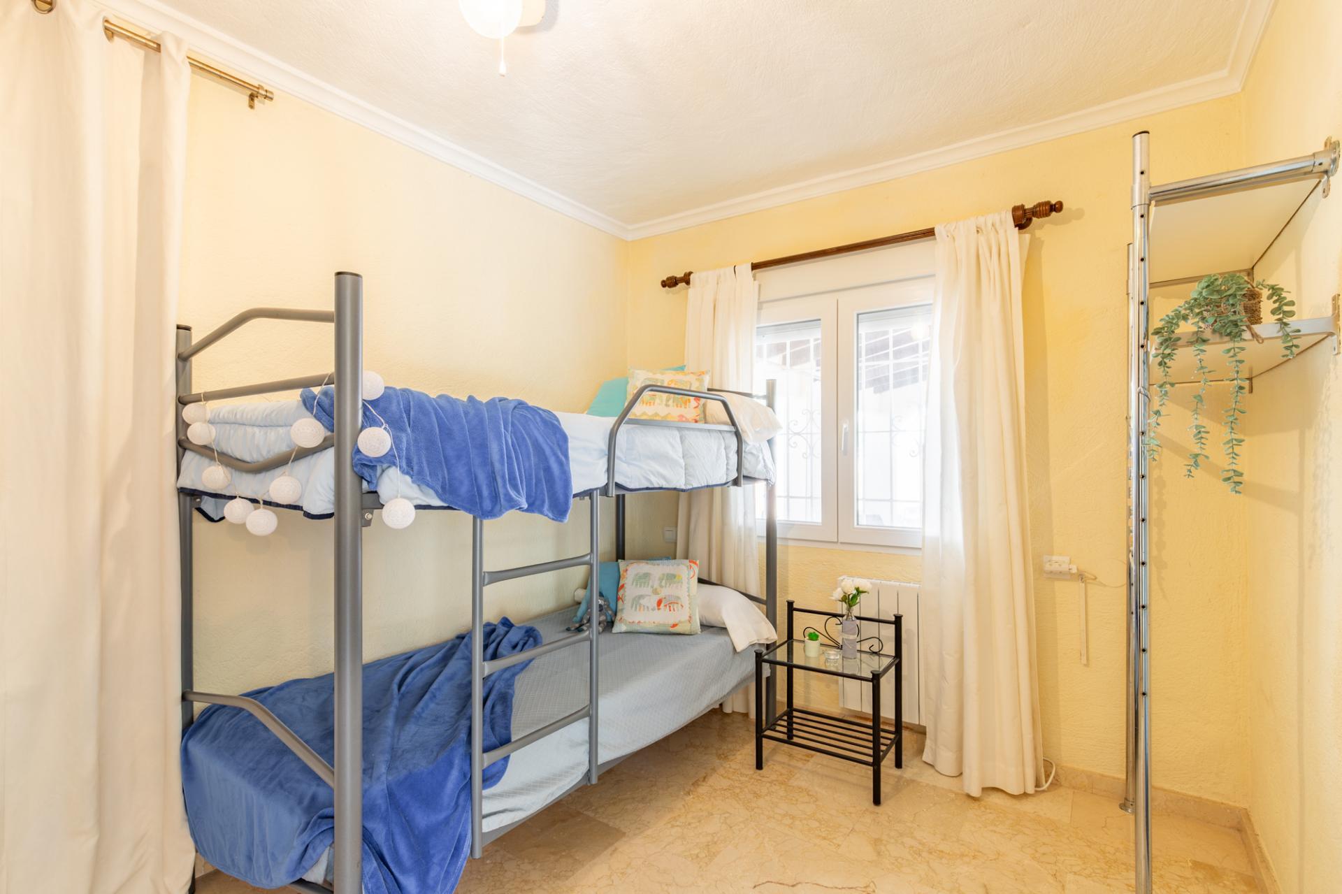 Oportunidad en Moraira: Villa Mediterránea con Apartamento de Invitados, Gran Piscina y Privacidad Total