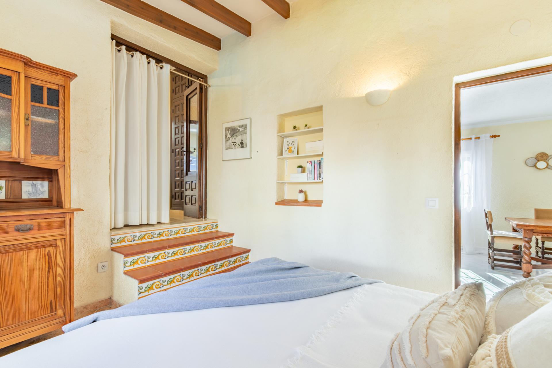 Oportunidad en Moraira: Villa Mediterránea con Apartamento de Invitados, Gran Piscina y Privacidad Total