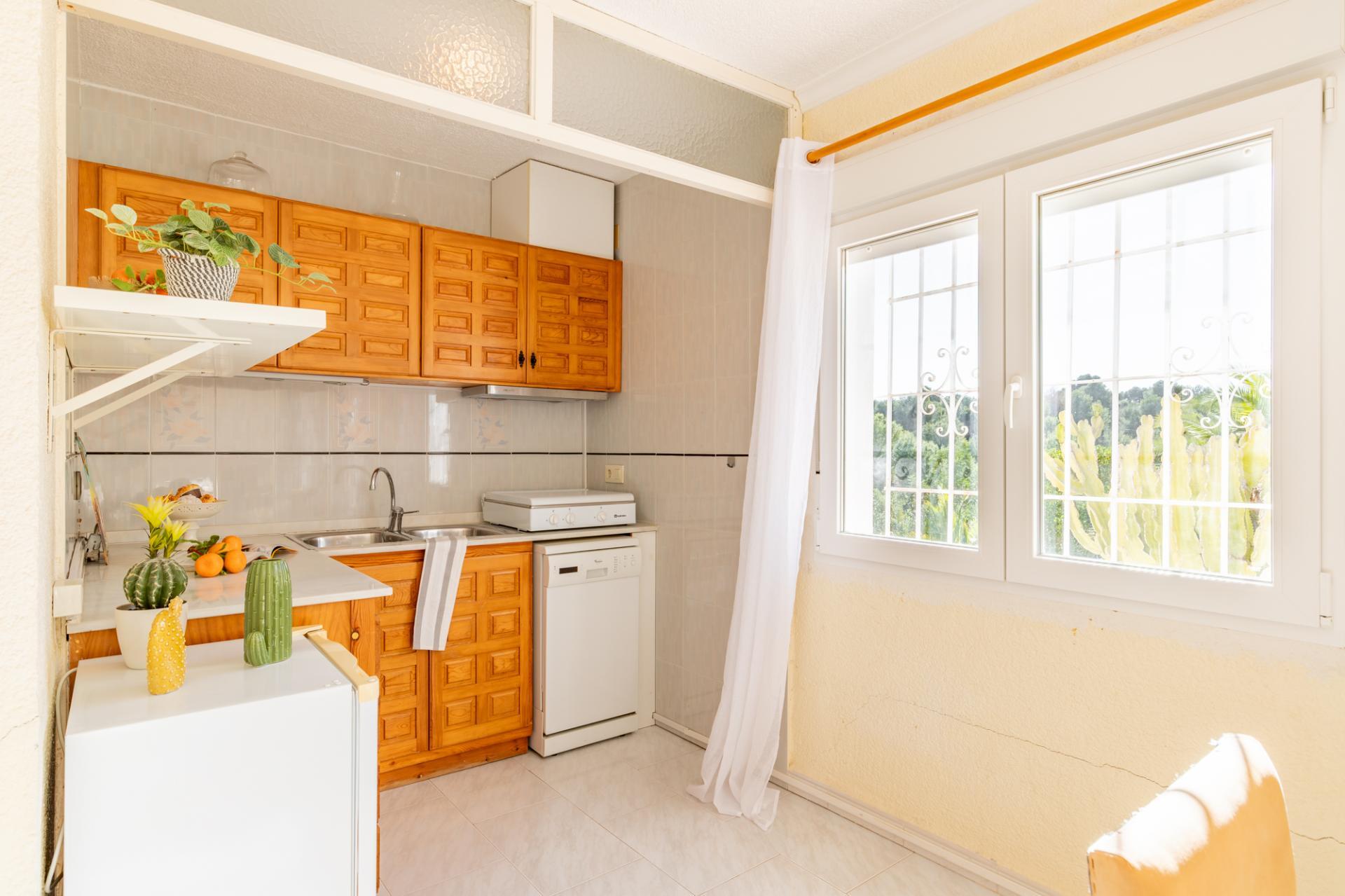 Oportunidad en Moraira: Villa Mediterránea con Apartamento de Invitados, Gran Piscina y Privacidad Total