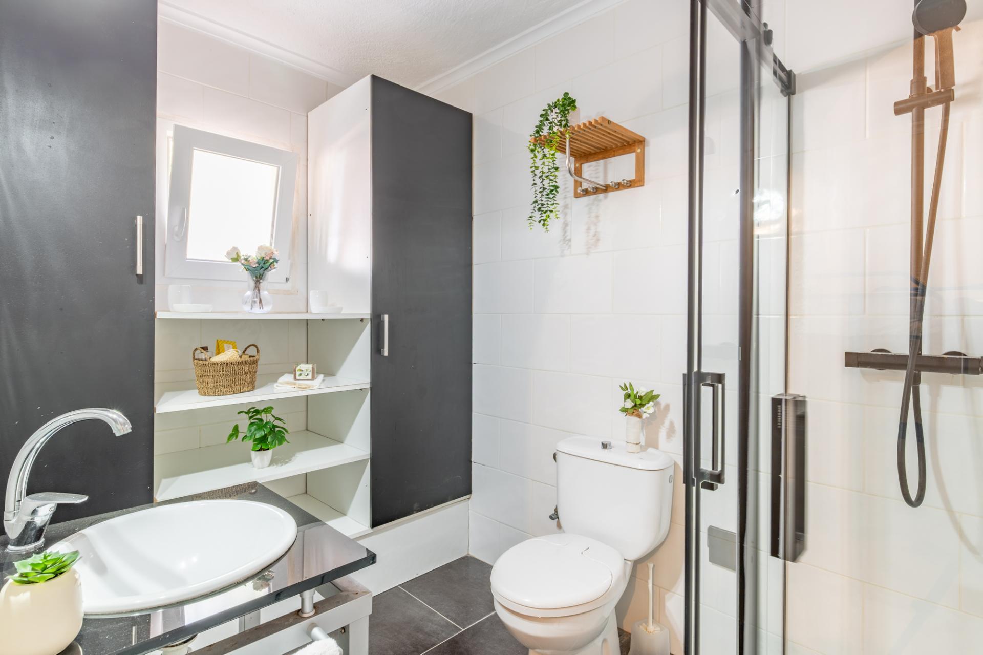 Oportunidad en Moraira: Villa Mediterránea con Apartamento de Invitados, Gran Piscina y Privacidad Total