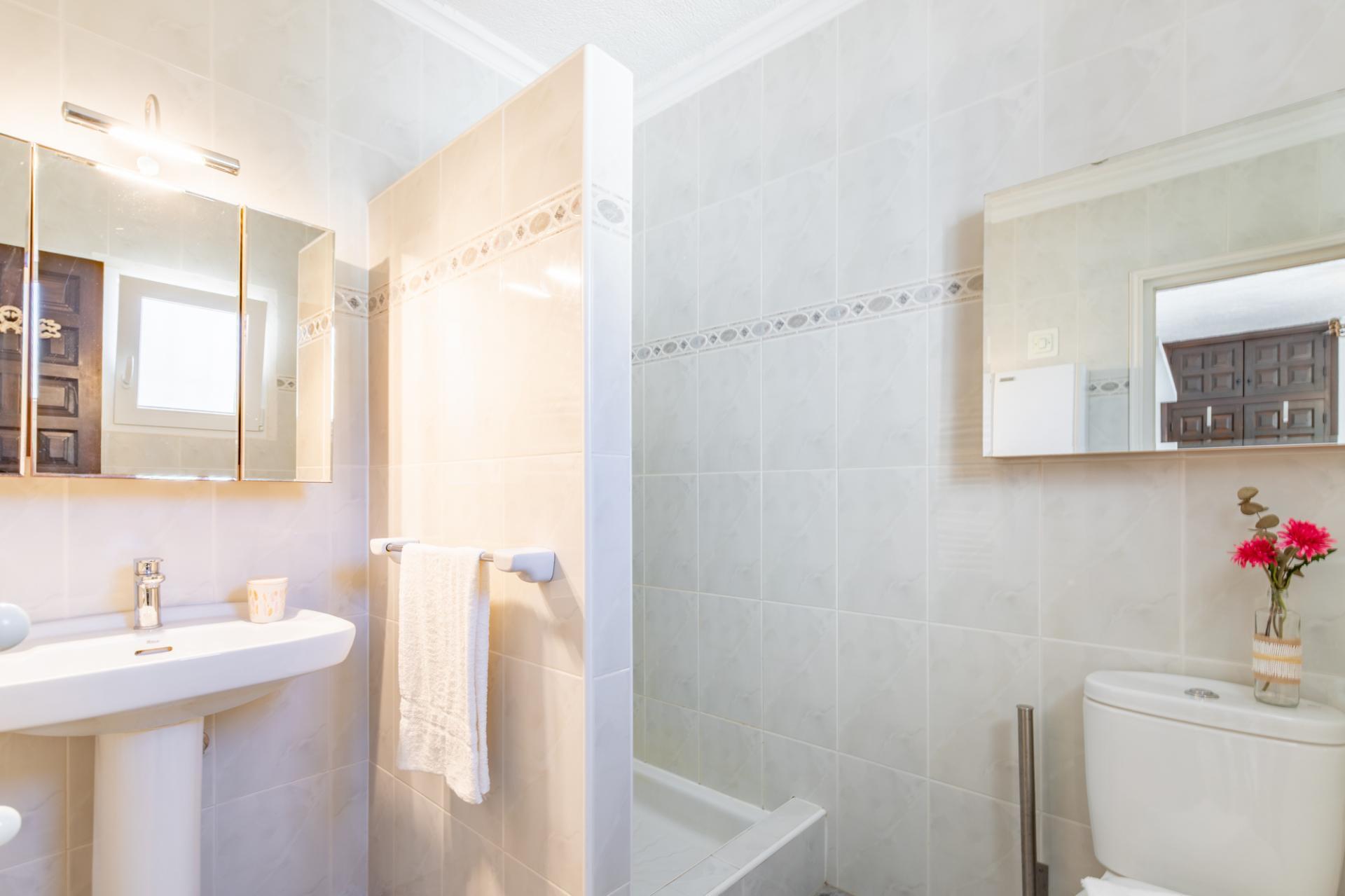 Oportunidad en Moraira: Villa Mediterránea con Apartamento de Invitados, Gran Piscina y Privacidad Total