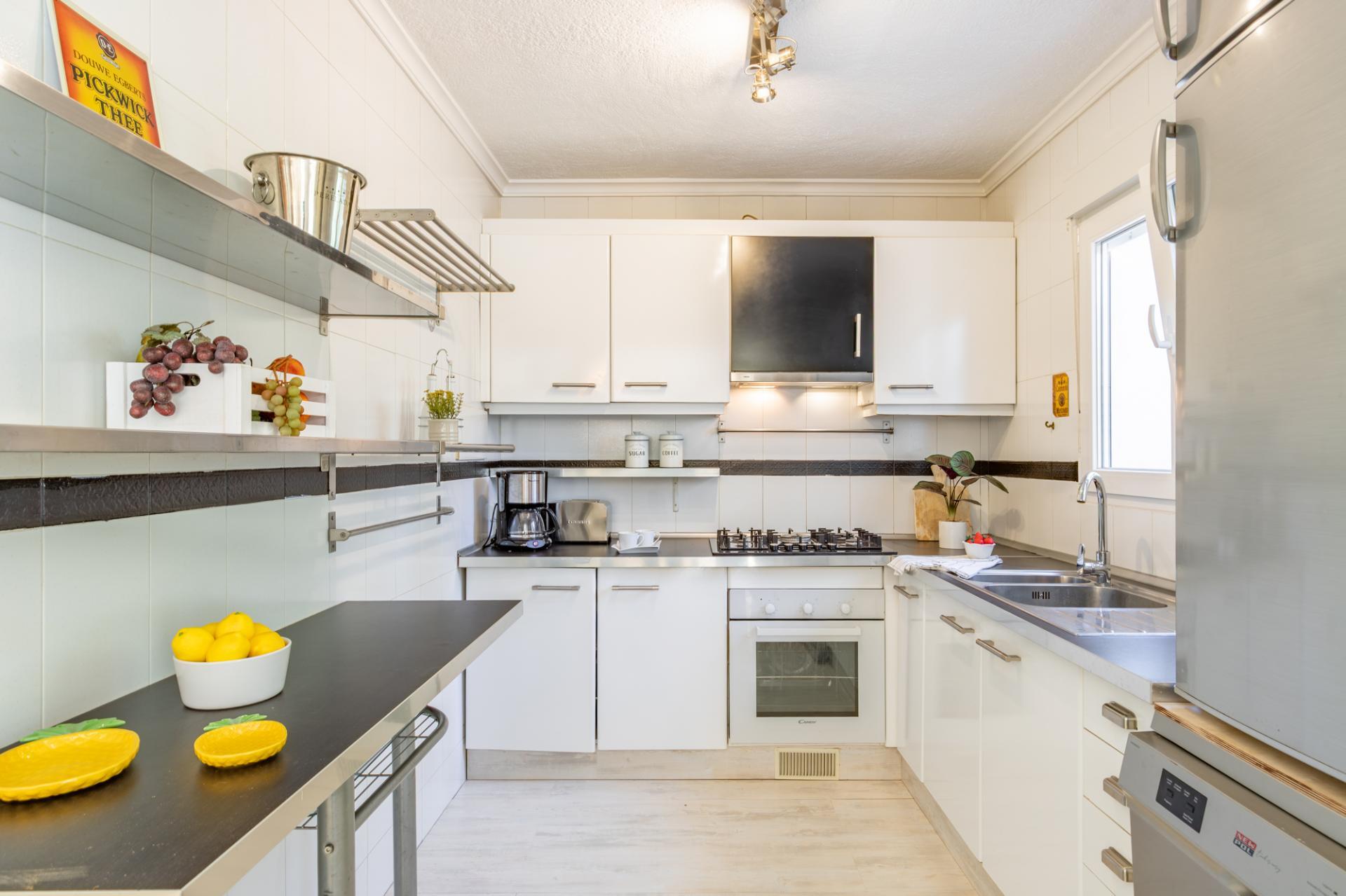 Oportunidad en Moraira: Villa Mediterránea con Apartamento de Invitados, Gran Piscina y Privacidad Total