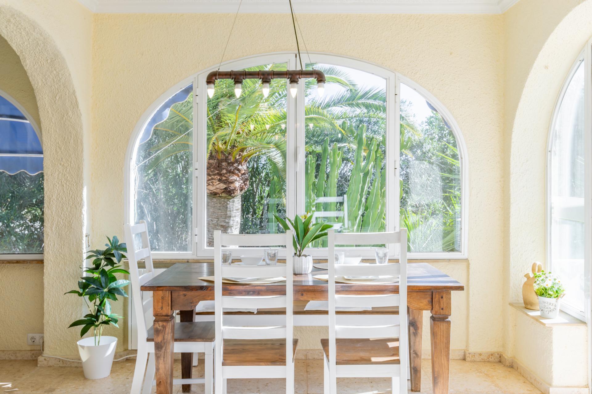 Oportunidad en Moraira: Villa Mediterránea con Apartamento de Invitados, Gran Piscina y Privacidad Total