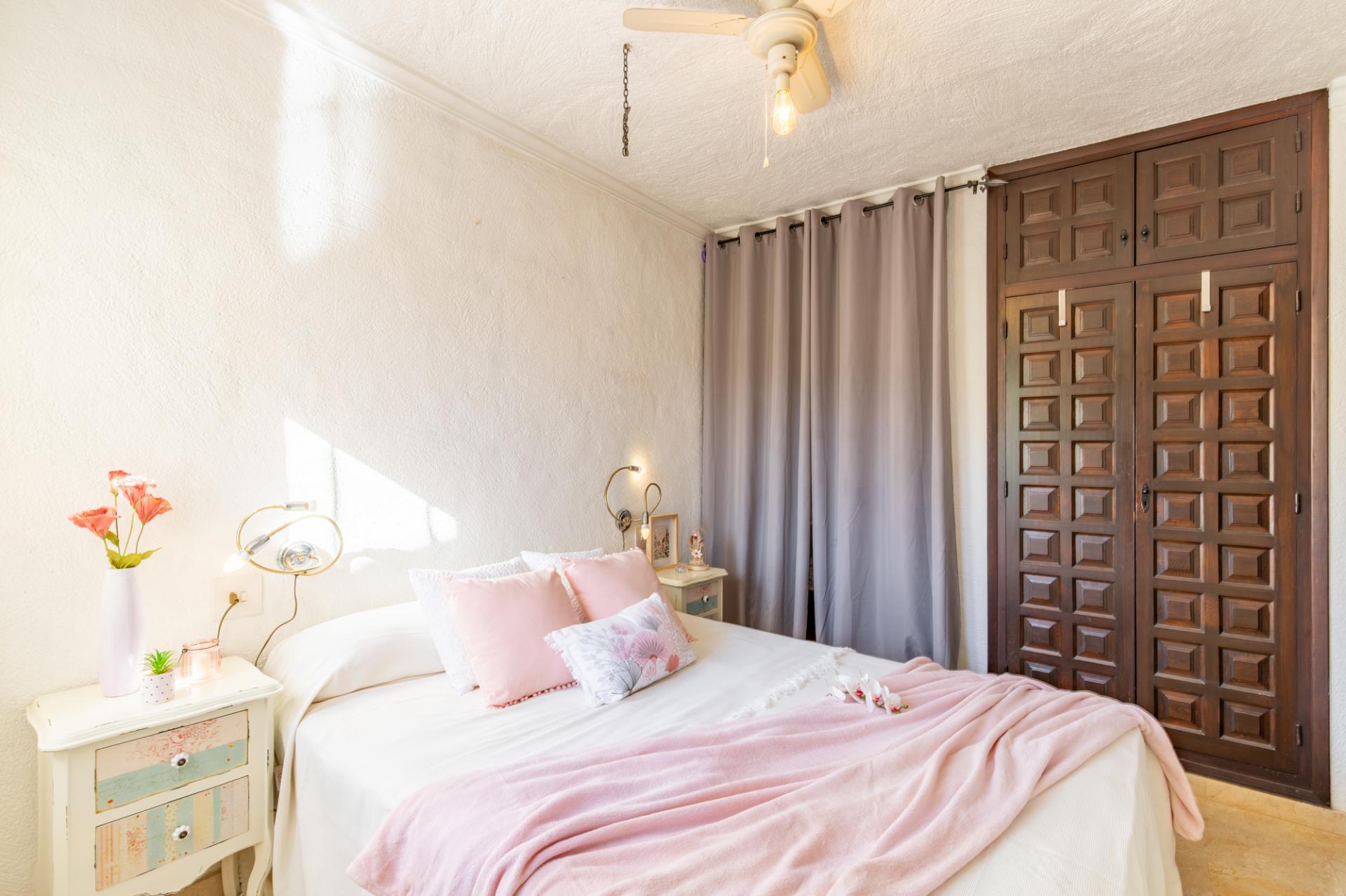 Oportunidad en Moraira: Villa Mediterránea con Apartamento de Invitados, Gran Piscina y Privacidad Total