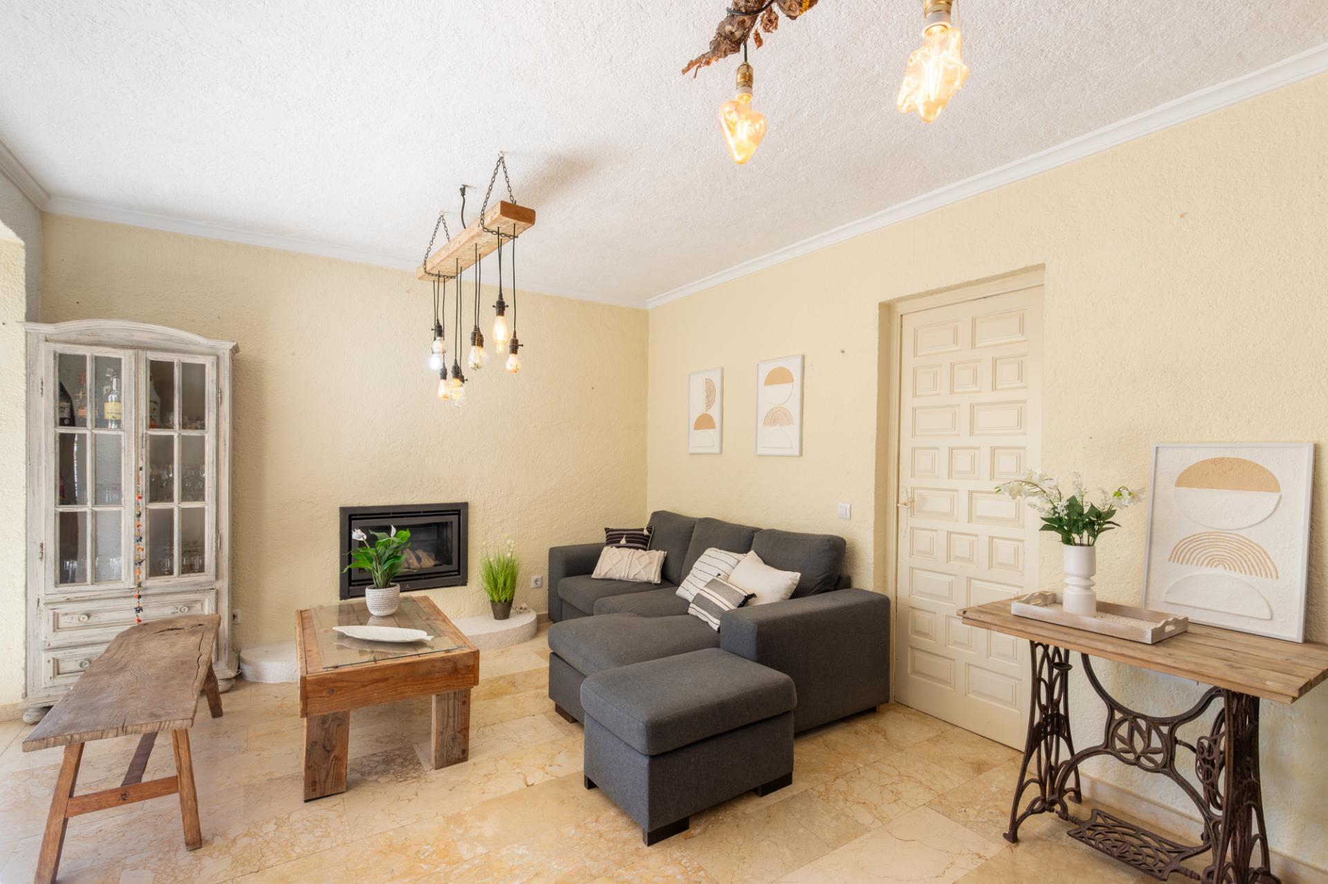 Oportunidad en Moraira: Villa Mediterránea con Apartamento de Invitados, Gran Piscina y Privacidad Total