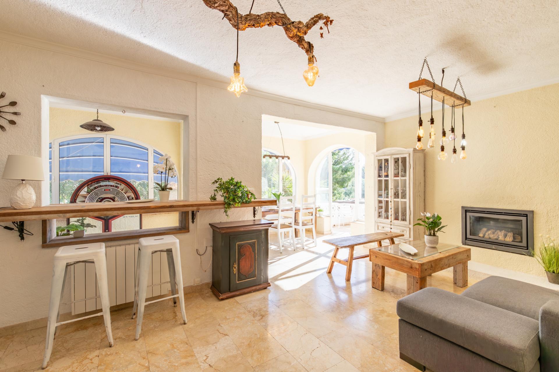 Oportunidad en Moraira: Villa Mediterránea con Apartamento de Invitados, Gran Piscina y Privacidad Total