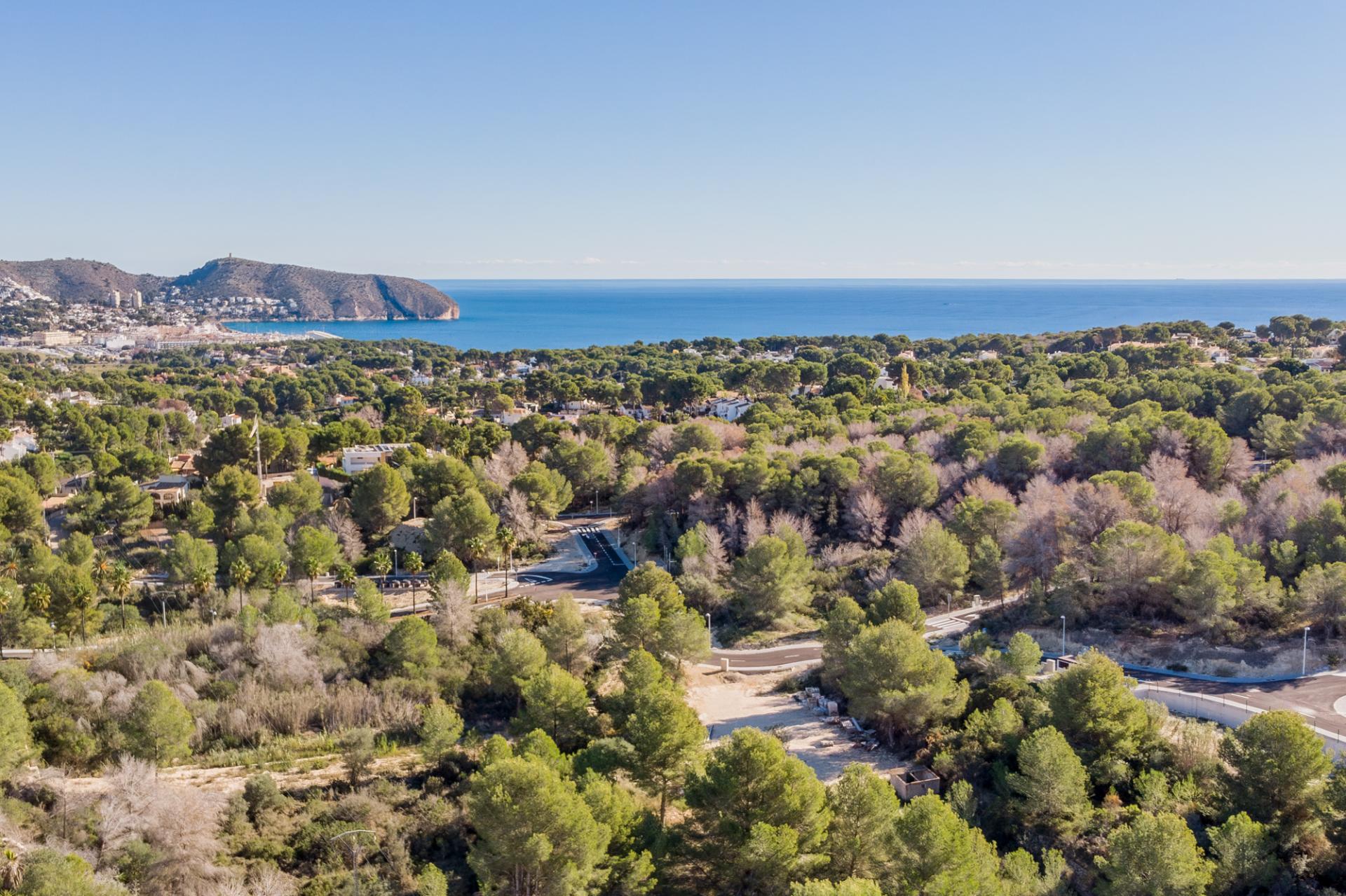 Oportunidad en Moraira: Villa Mediterránea con Apartamento de Invitados, Gran Piscina y Privacidad Total