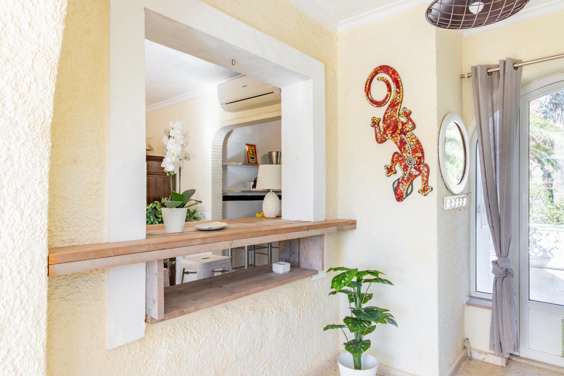 Oportunidad en Moraira: Villa Mediterránea con Apartamento de Invitados, Gran Piscina y Privacidad Total