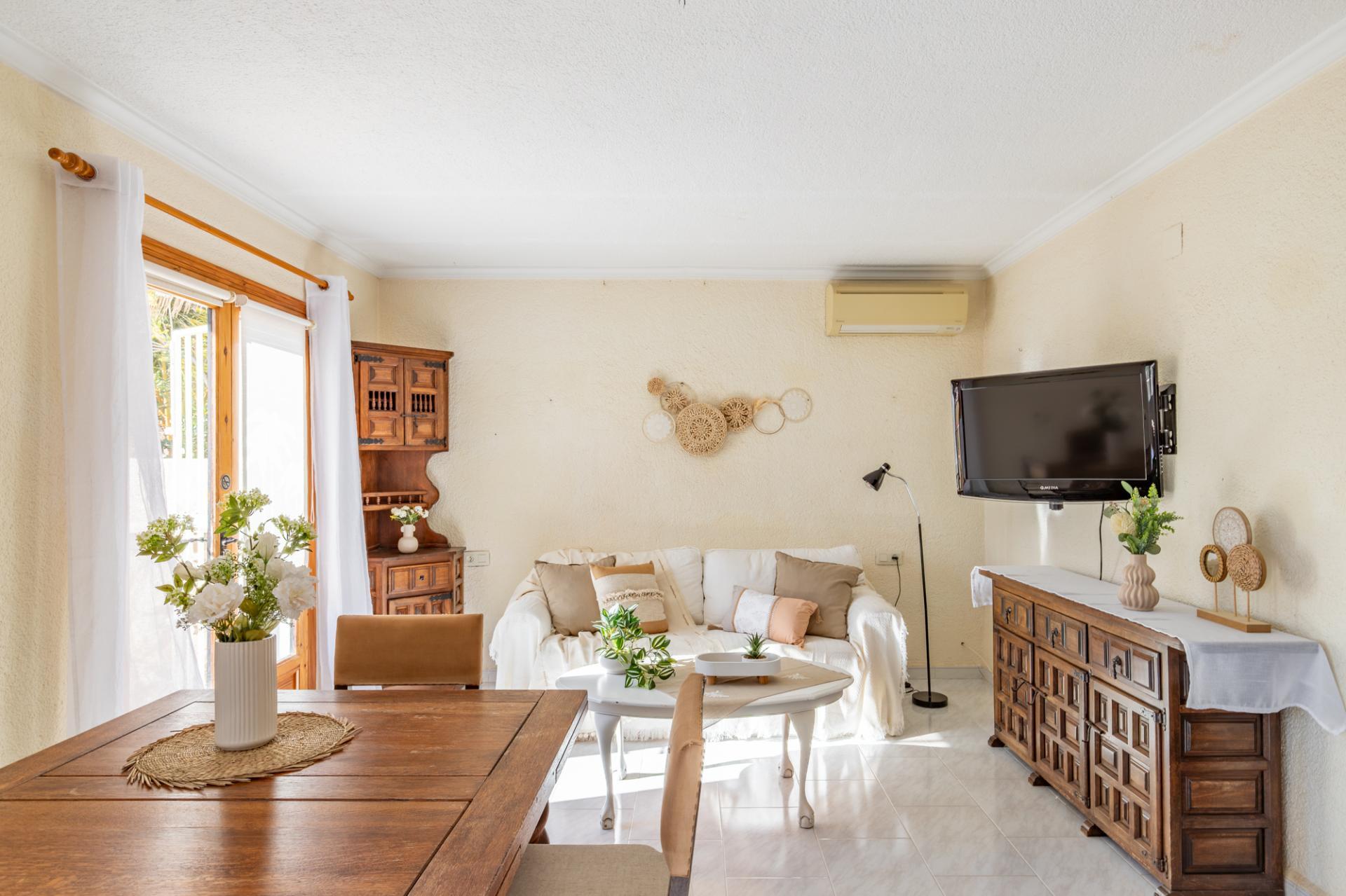 Oportunidad en Moraira: Villa Mediterránea con Apartamento de Invitados, Gran Piscina y Privacidad Total