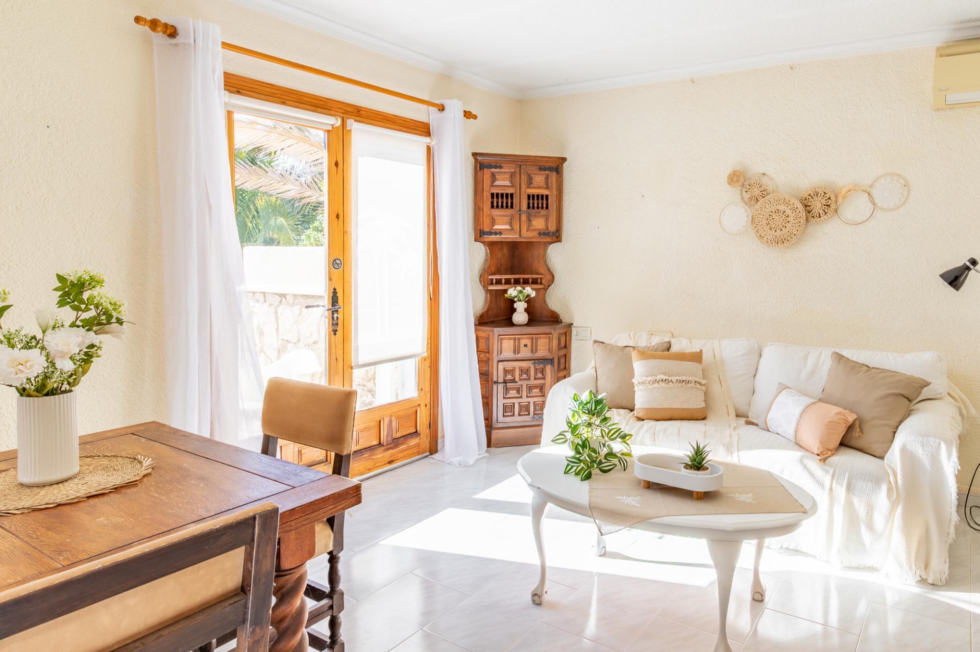 Oportunidad en Moraira: Villa Mediterránea con Apartamento de Invitados, Gran Piscina y Privacidad Total