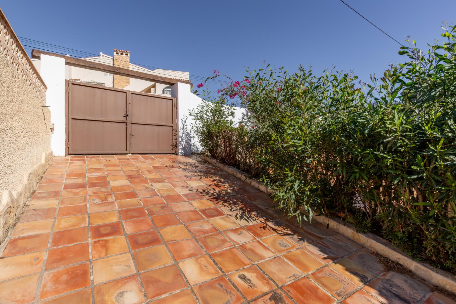 Oportunidad en Moraira: Villa Mediterránea con Apartamento de Invitados, Gran Piscina y Privacidad Total