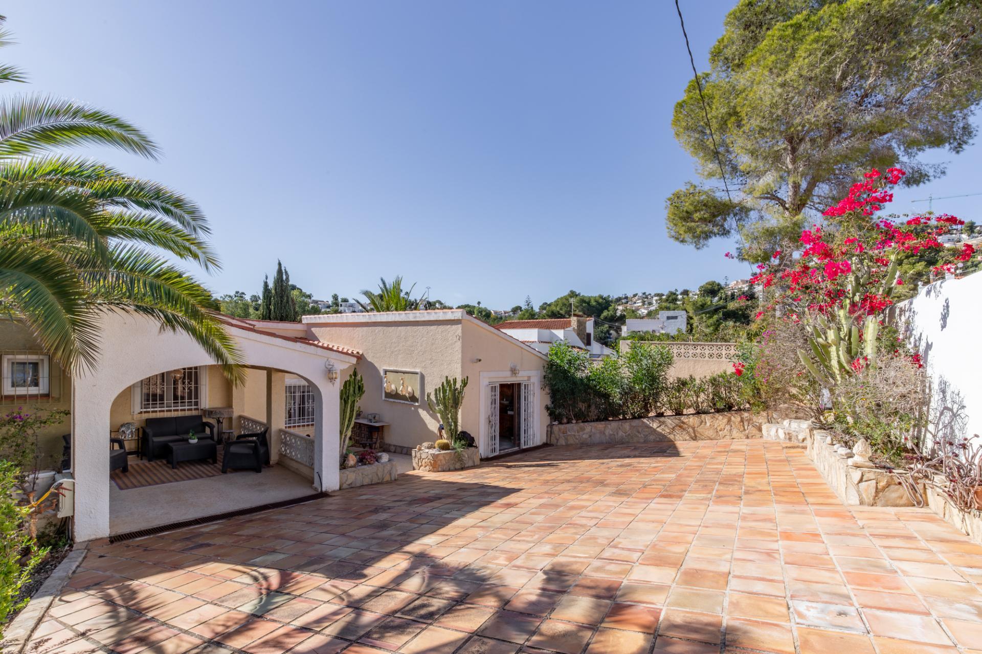 Oportunidad en Moraira: Villa Mediterránea con Apartamento de Invitados, Gran Piscina y Privacidad Total