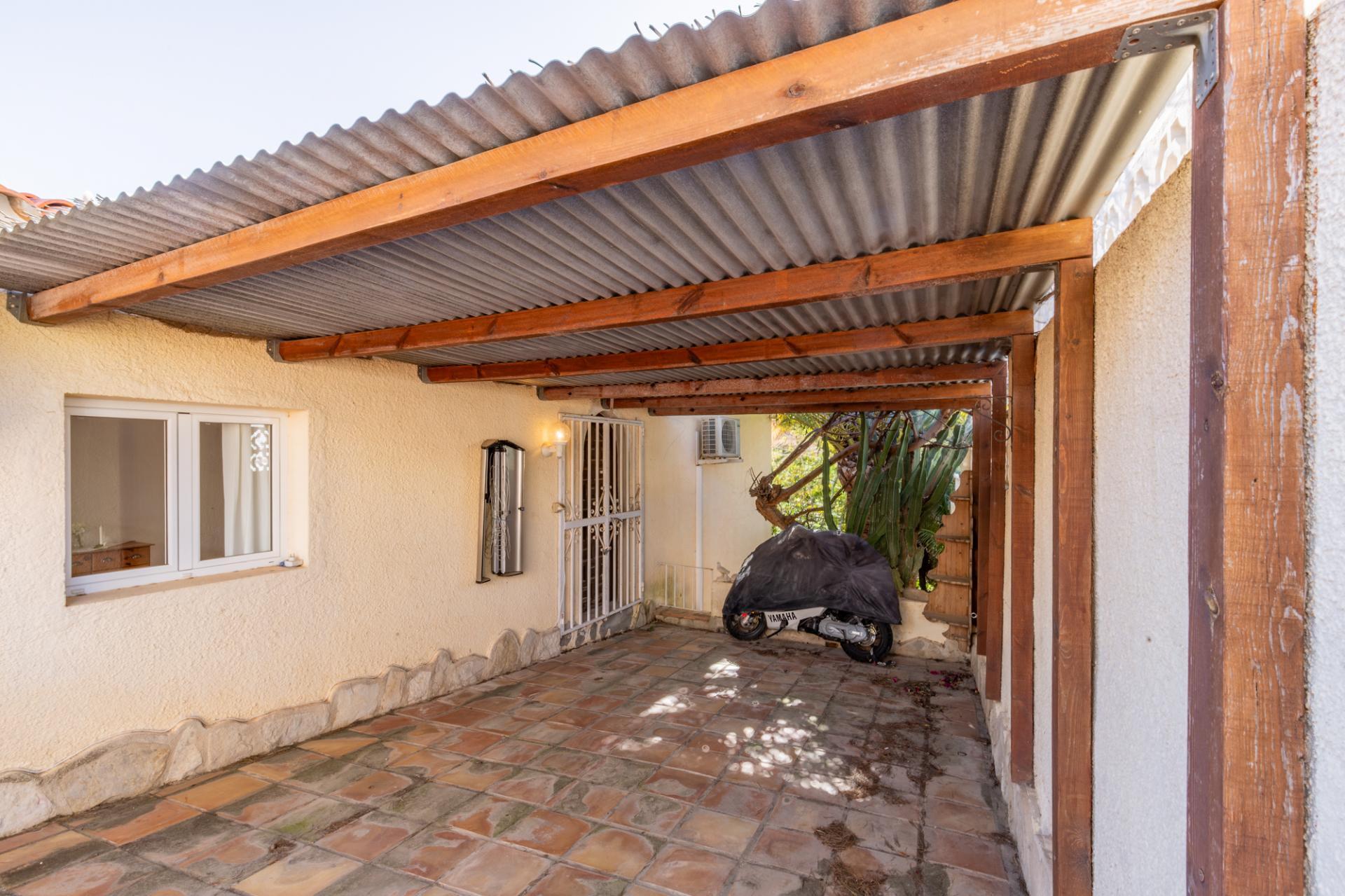 Oportunidad en Moraira: Villa Mediterránea con Apartamento de Invitados, Gran Piscina y Privacidad Total