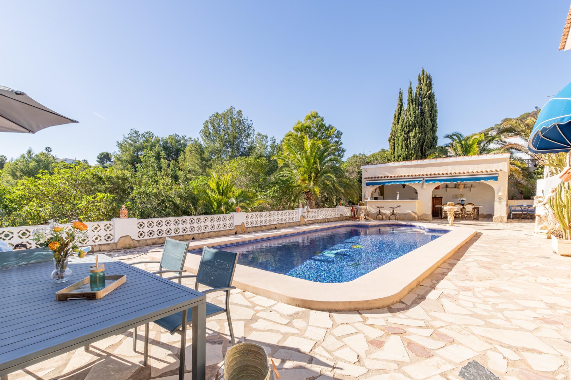 Oportunidad en Moraira: Villa Mediterránea con Apartamento de Invitados, Gran Piscina y Privacidad Total