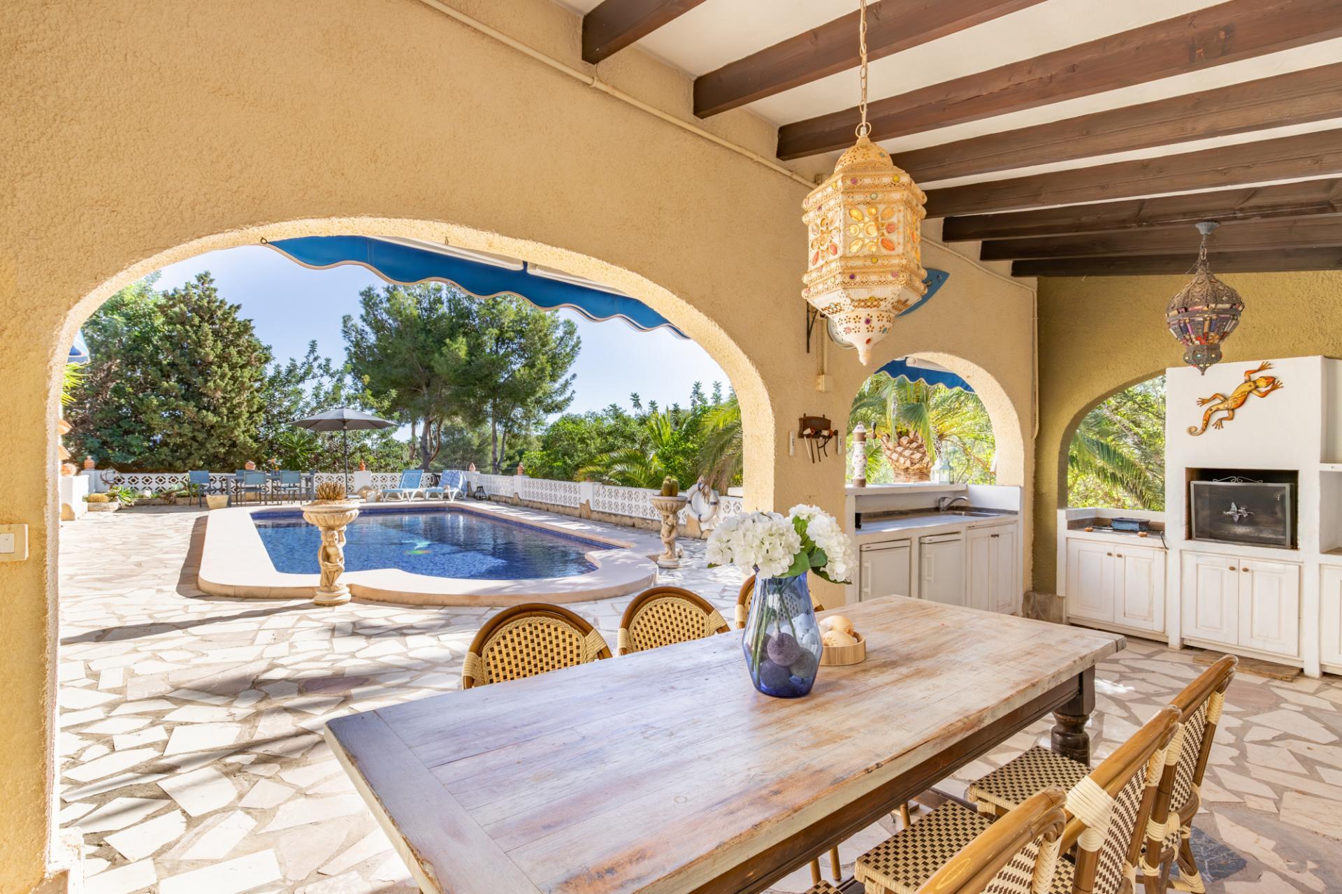 Oportunidad en Moraira: Villa Mediterránea con Apartamento de Invitados, Gran Piscina y Privacidad Total