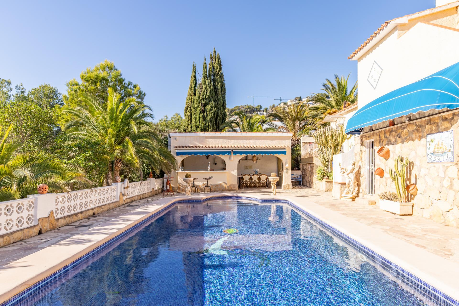 Oportunidad en Moraira: Villa Mediterránea con Apartamento de Invitados, Gran Piscina y Privacidad Total