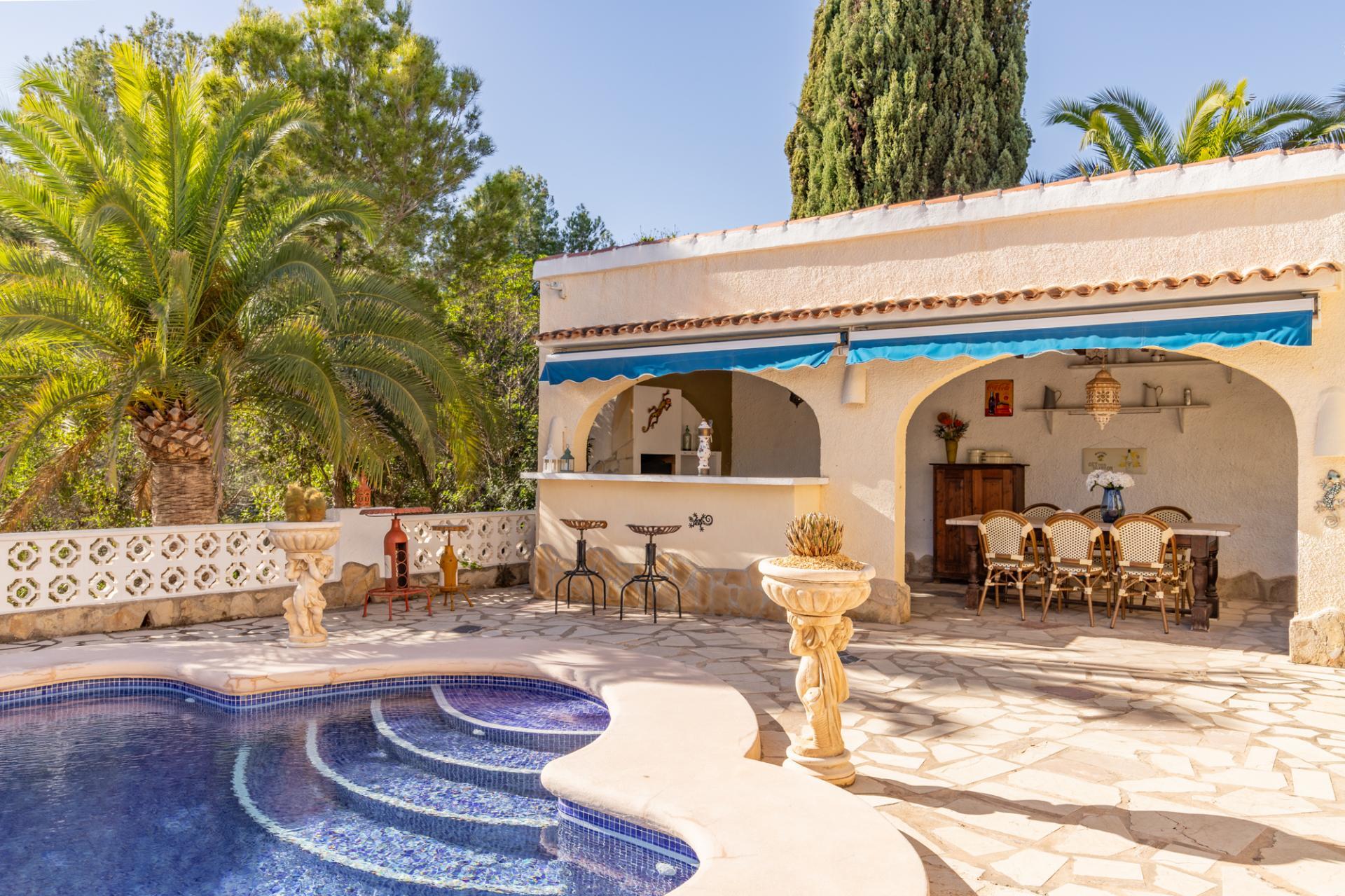 Oportunidad en Moraira: Villa Mediterránea con Apartamento de Invitados, Gran Piscina y Privacidad Total