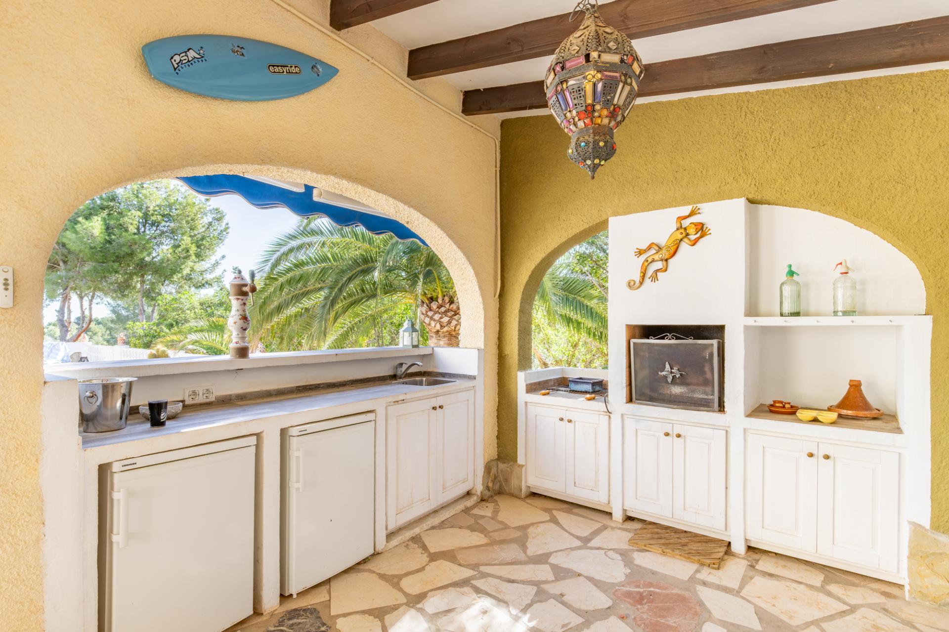 Oportunidad en Moraira: Villa Mediterránea con Apartamento de Invitados, Gran Piscina y Privacidad Total