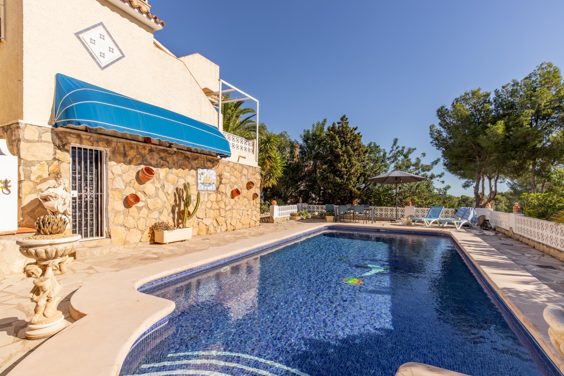 Oportunidad en Moraira: Villa Mediterránea con Apartamento de Invitados, Gran Piscina y Privacidad Total