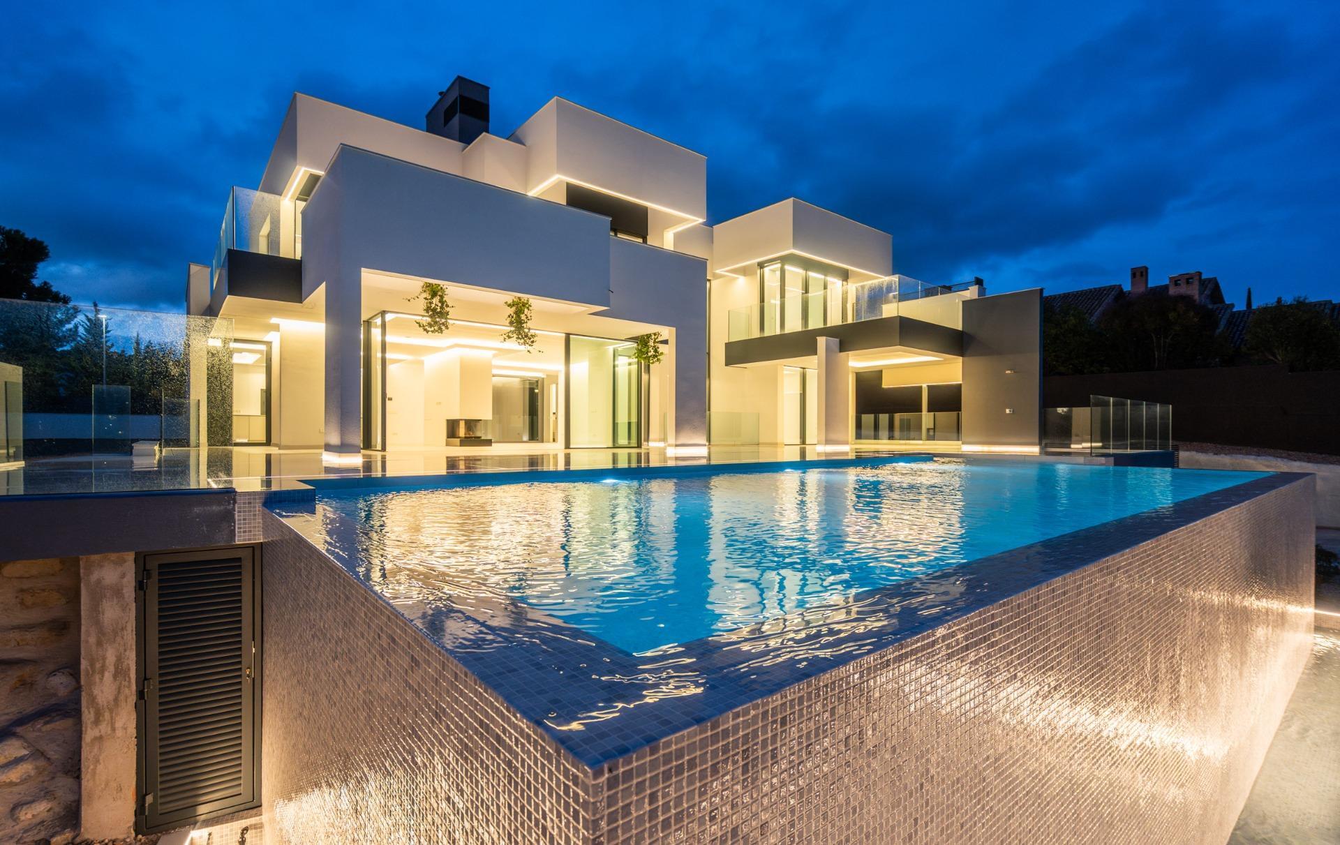 ^**^MAGNÍFICO CHALET INDEPENDIENTE DE LUJO EN LA ZONA MÁS EXCLUSIVA DE LAS ROZAS ? CLUB DE GOLF^**^  Exclusiva vivienda de lujo totalmente a estrenar, situada en una de las zonas más prestigiosas