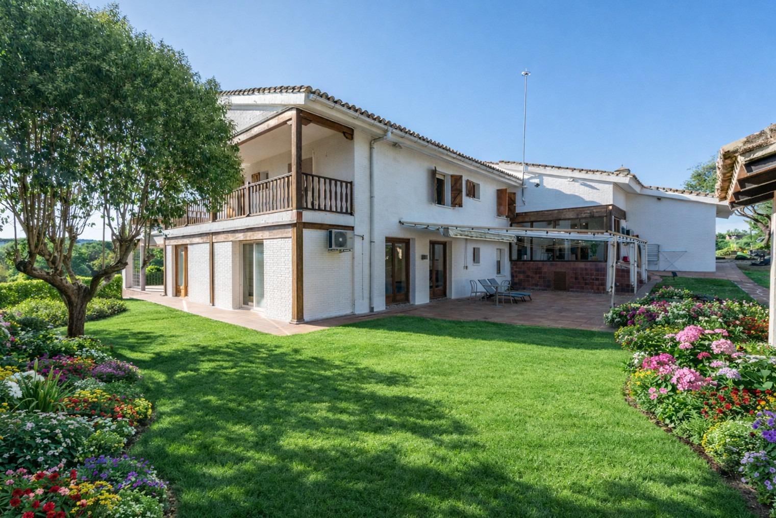 ^**^CHALET INDEPENDIENTE DE LUJO EN CLUB DE GOLF, LAS ROZAS ? VIVIENDA ÚNICA EN ENTORNO EXCLUSIVO^**^  Presentamos esta exclusiva vivienda unifamiliar en una de las urbanizaciones más prestigiosas